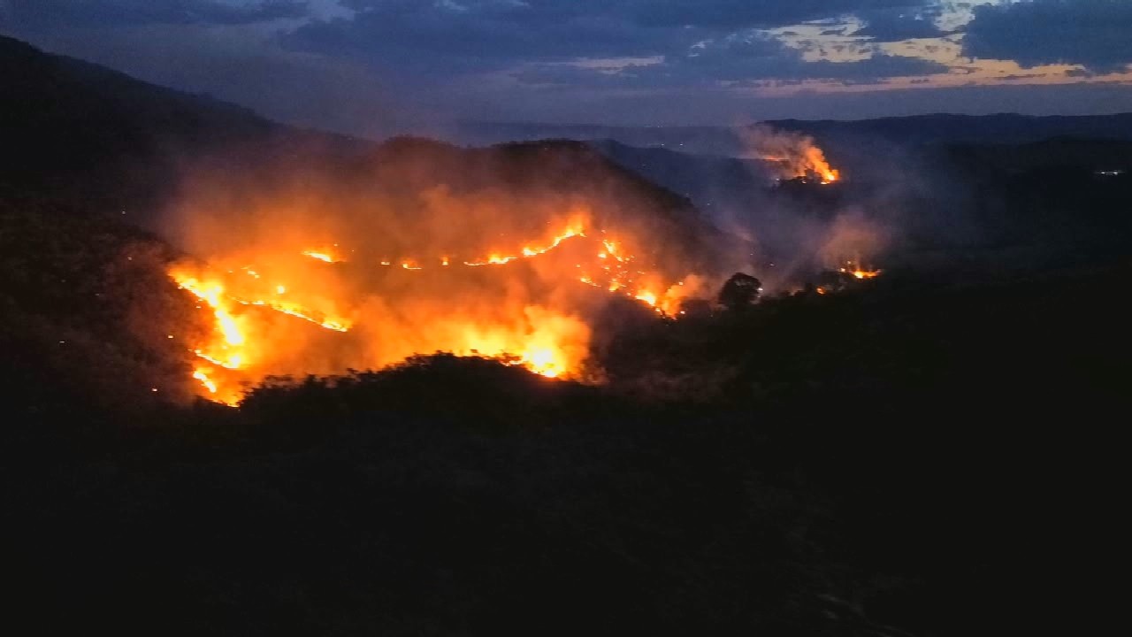 Incêndio florestal com linha de fogo de 15 km atinge serra em Goiás; vídeo