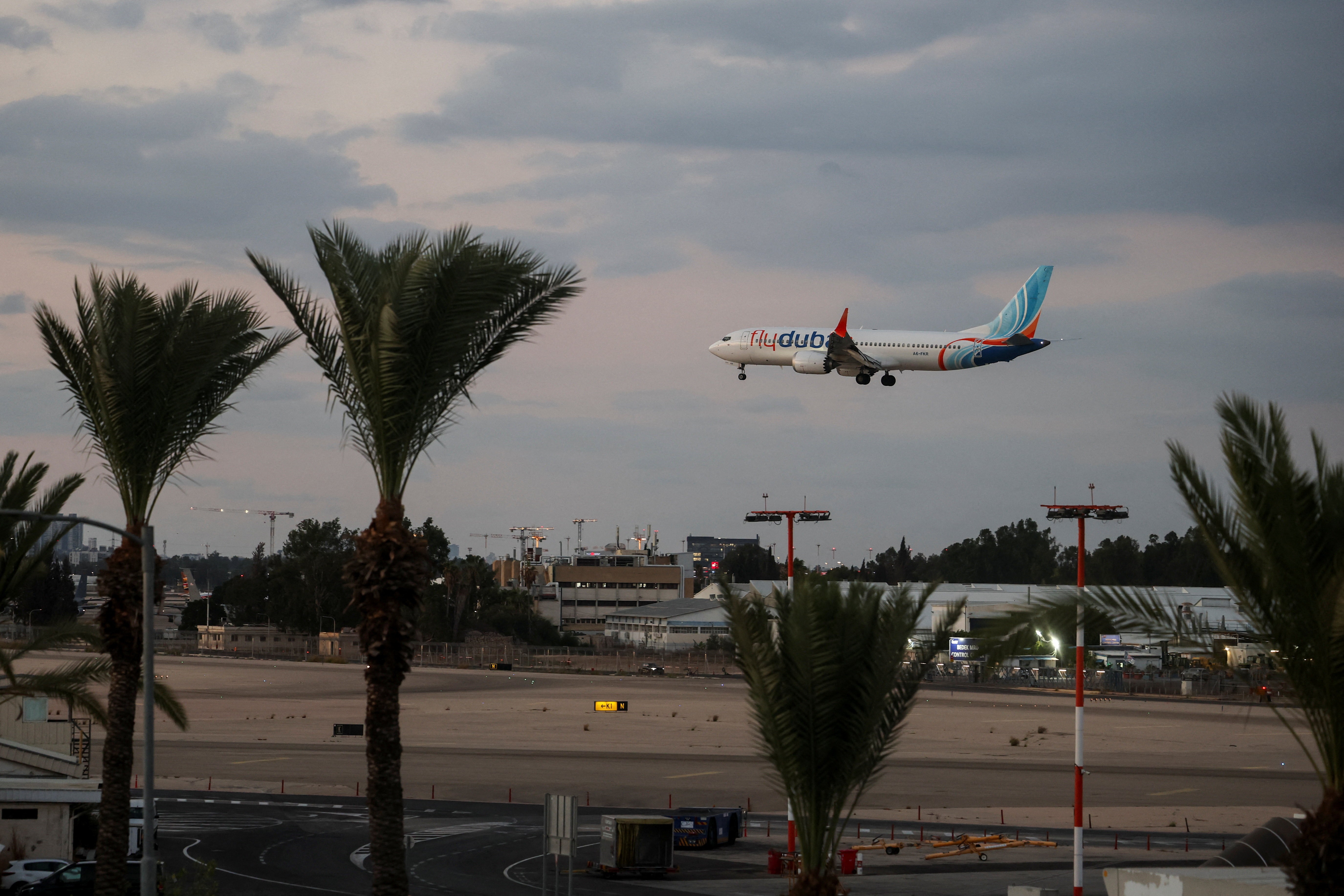 Voo da Flydubai para Israel: Emirados dizem que copiloto atacou piloto com machado em ato 'terrorista'
