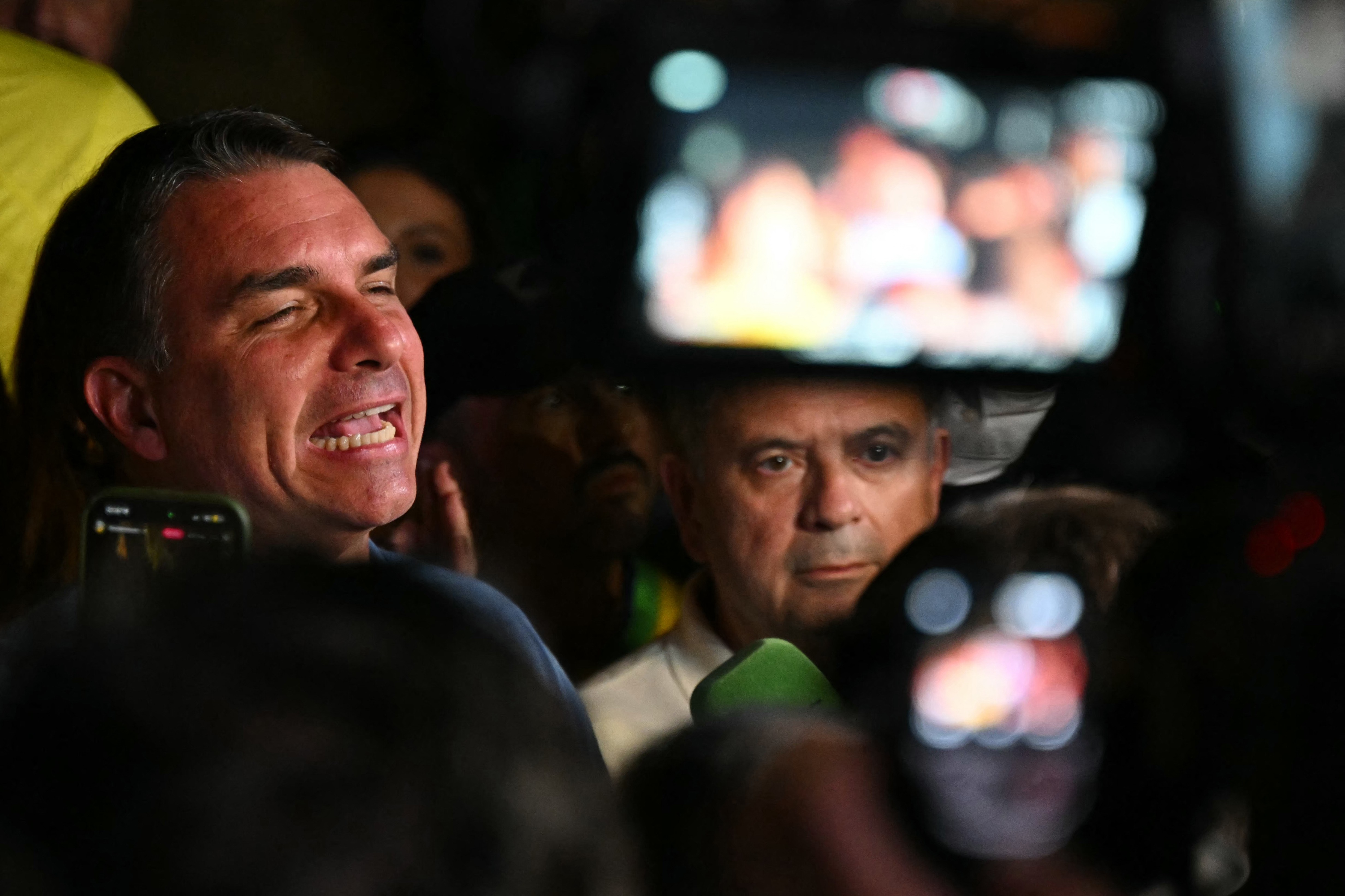 Liderança de Flávio Bolsonaro faz fundo de Ibovespa disparar quase 10% em Tóquio