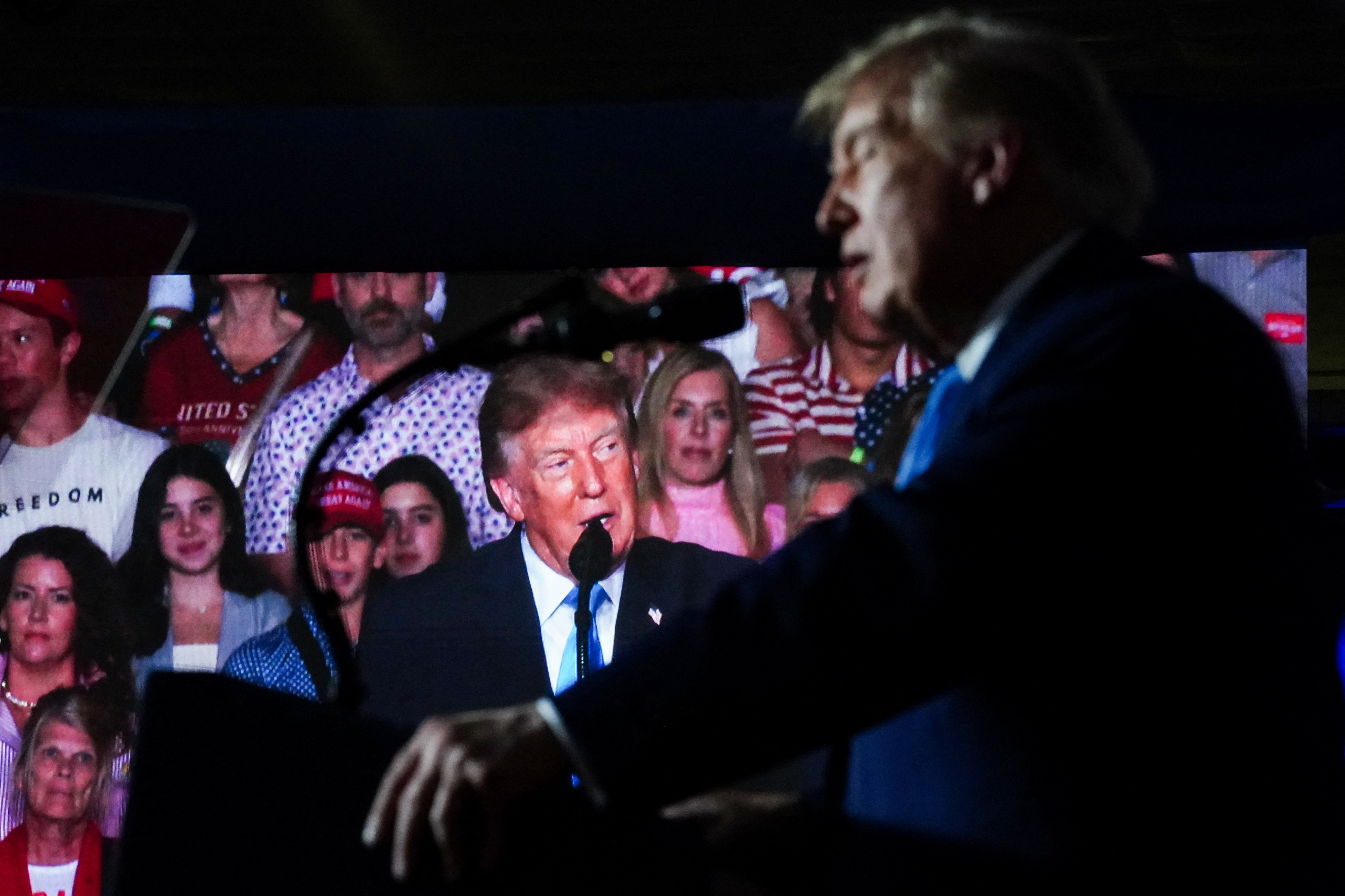 Trump sugere 'sacrificar Los Angeles ou San Diego' em guerra contra o Irã; Oposição critica: 'Perturbado, boca maldita'
