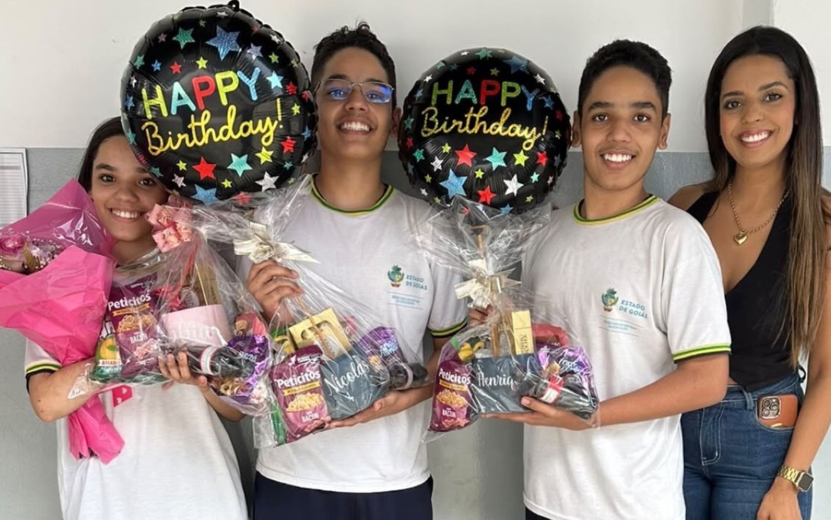 Mãe de trigêmeos emociona com homenagens para filhos no aniversário de 15 anos, em Goiânia; vídeo