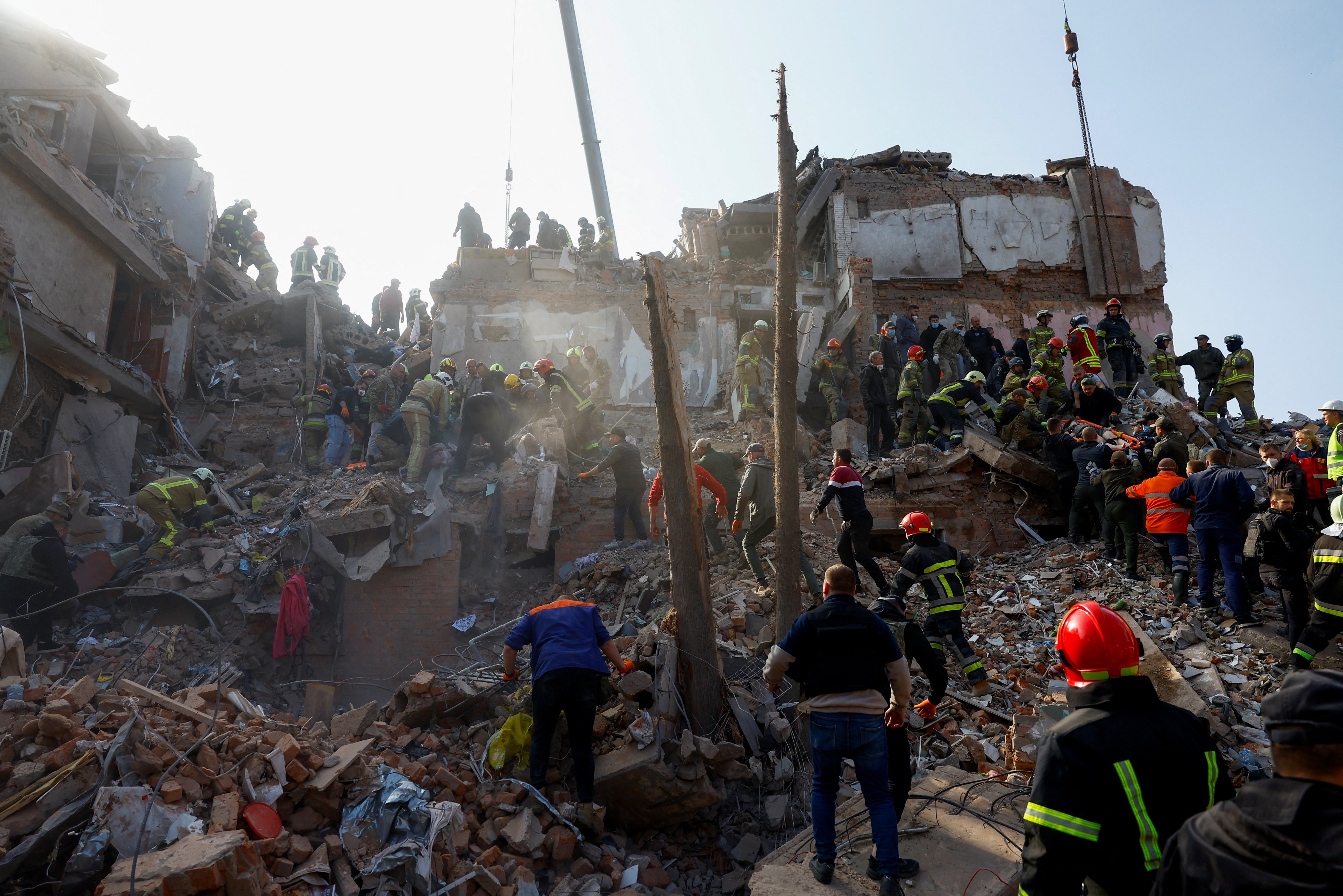 Bombardeio russo deixa 15 mortos na Ucrânia; Ataque a civis 'foi presente de aniversário de Putin', diz Zelensky