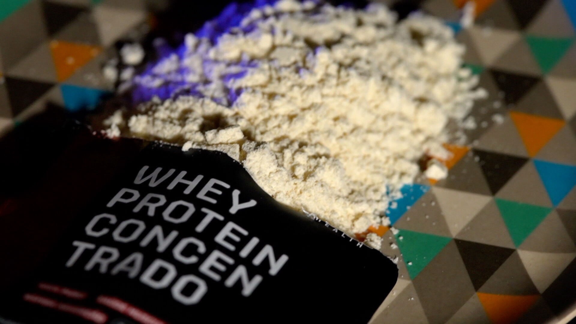 Nem whey, nem barra proteica: especialistas explicam o que realmente faz diferença para ganhar músculos
