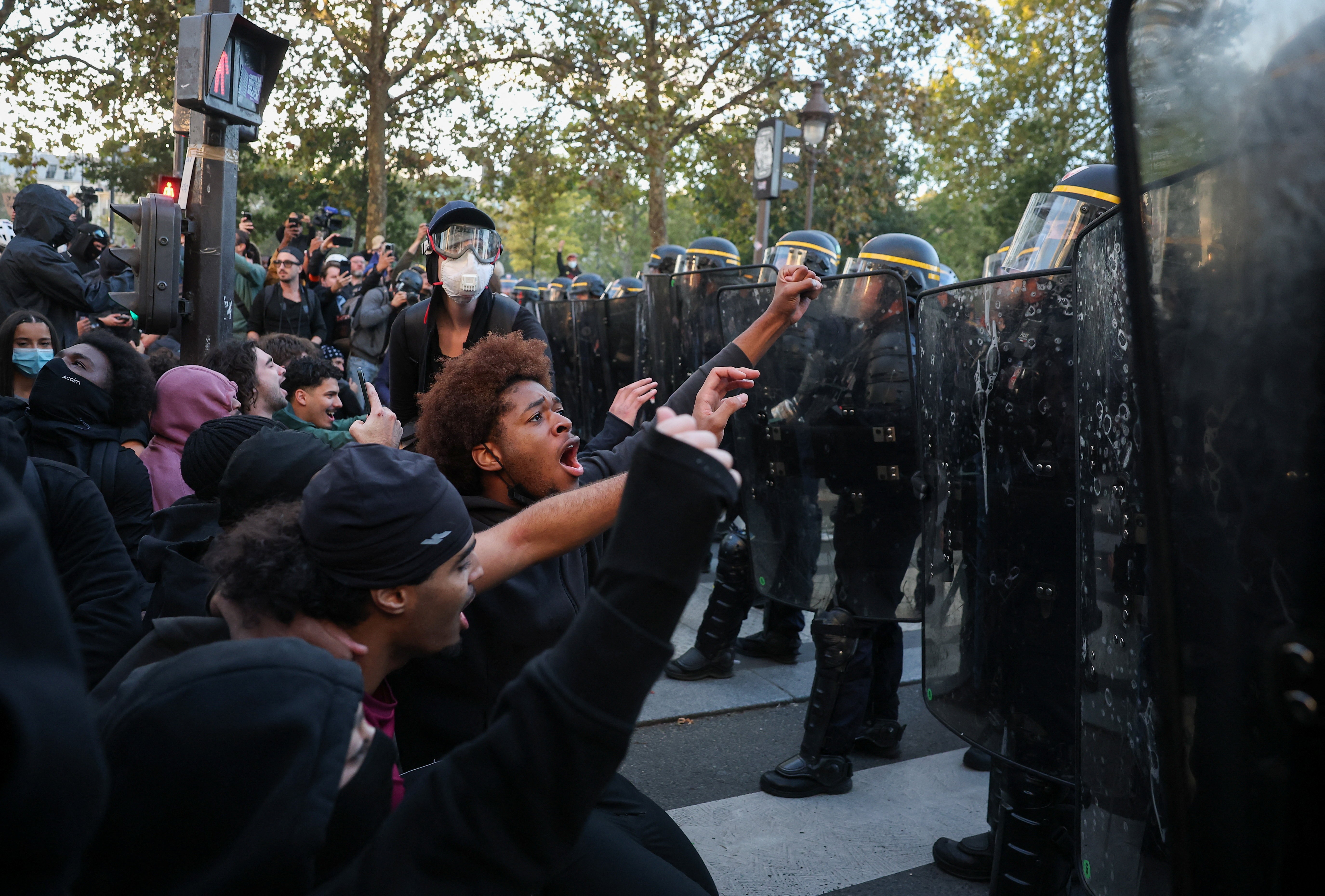 Batalha e ruas tomadas em Paris: VÍDEOS mostram confronto entre policiais e estudantes em protestos pela educação
