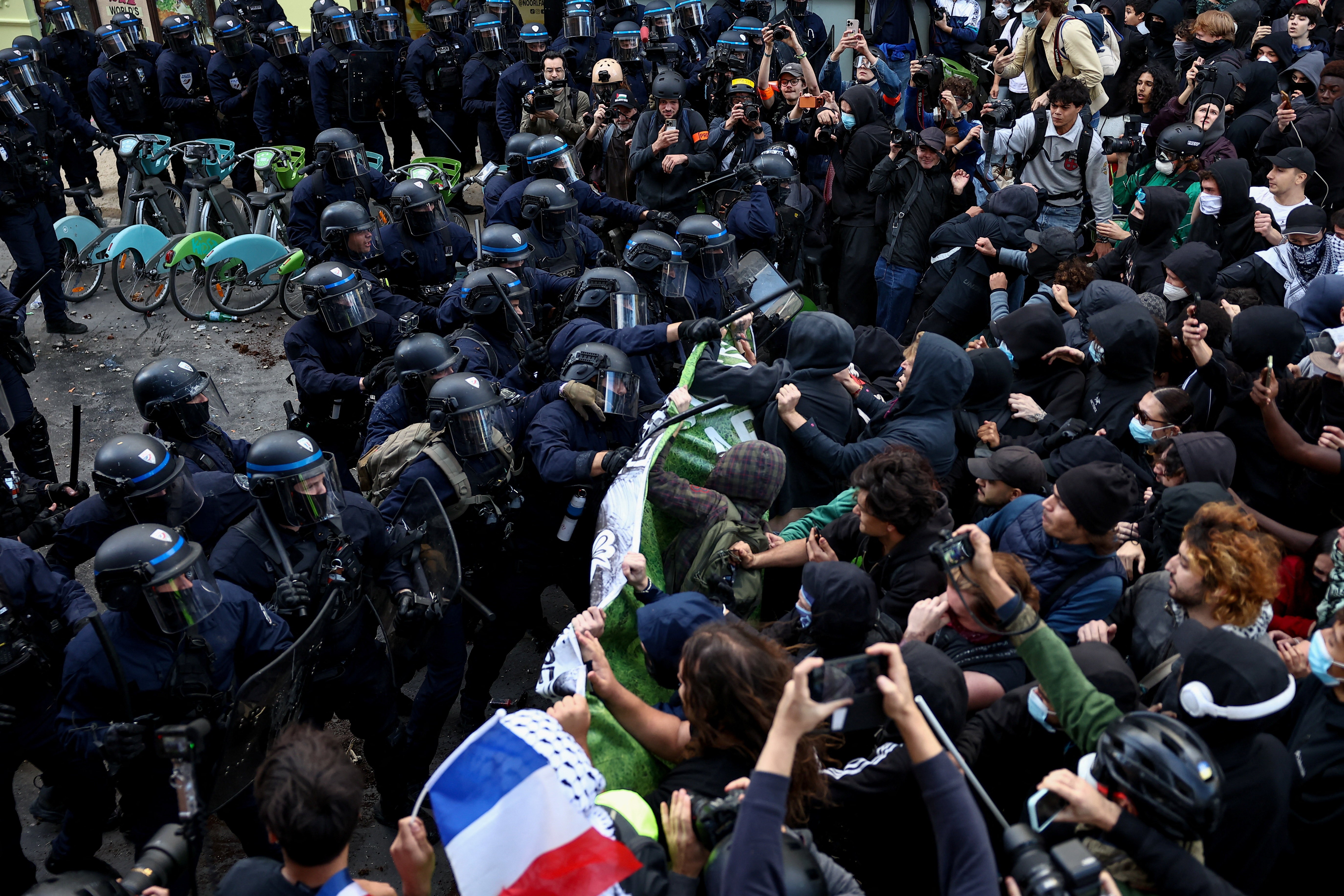 Mandíbula quebrada, perda de visão, mão explodida: violência policial marca terceira semana de protestos na França