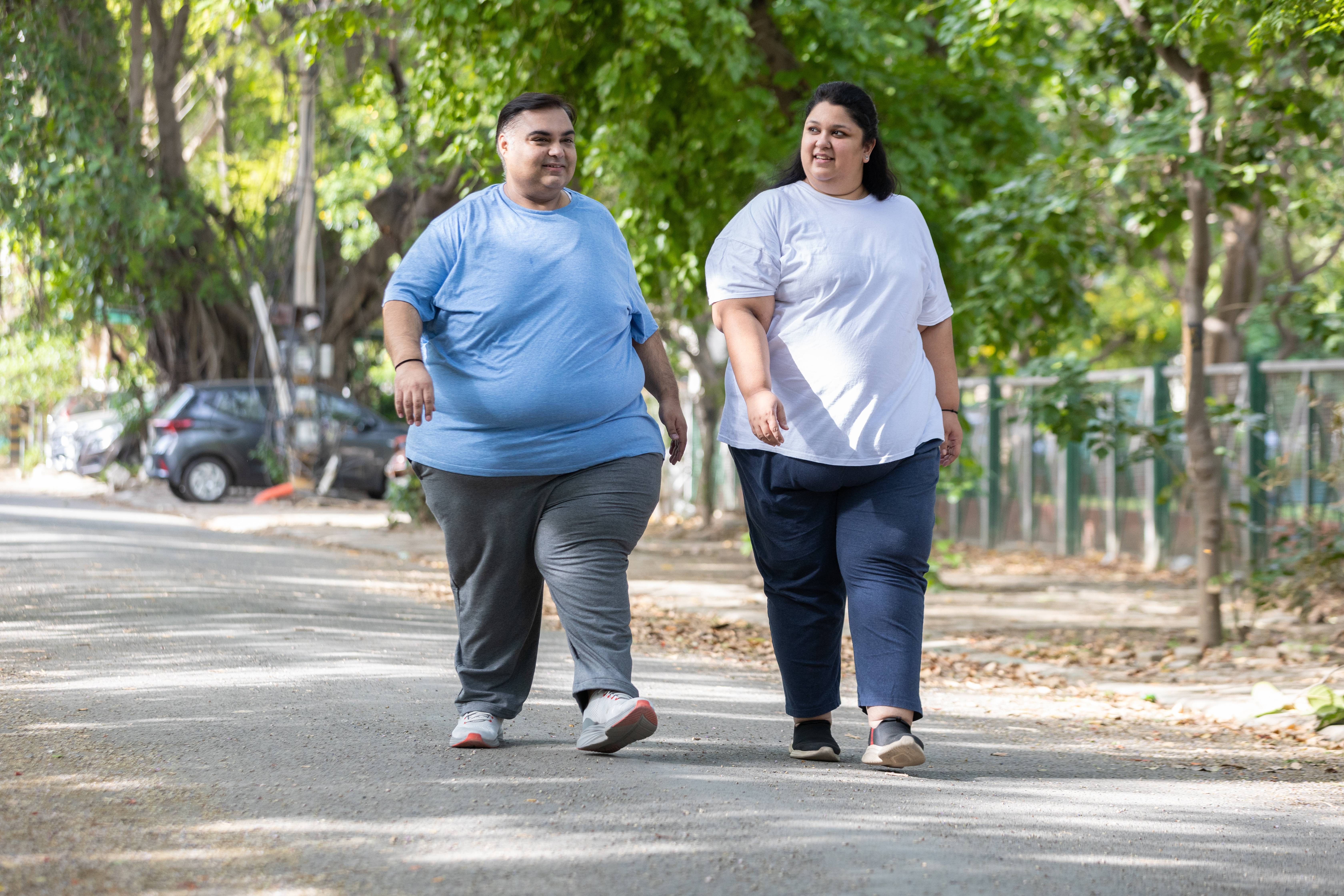 Quais as mudanças no estilo de vida que podem melhorar o colesterol e a saúde do fígado em quem tem obesidade?