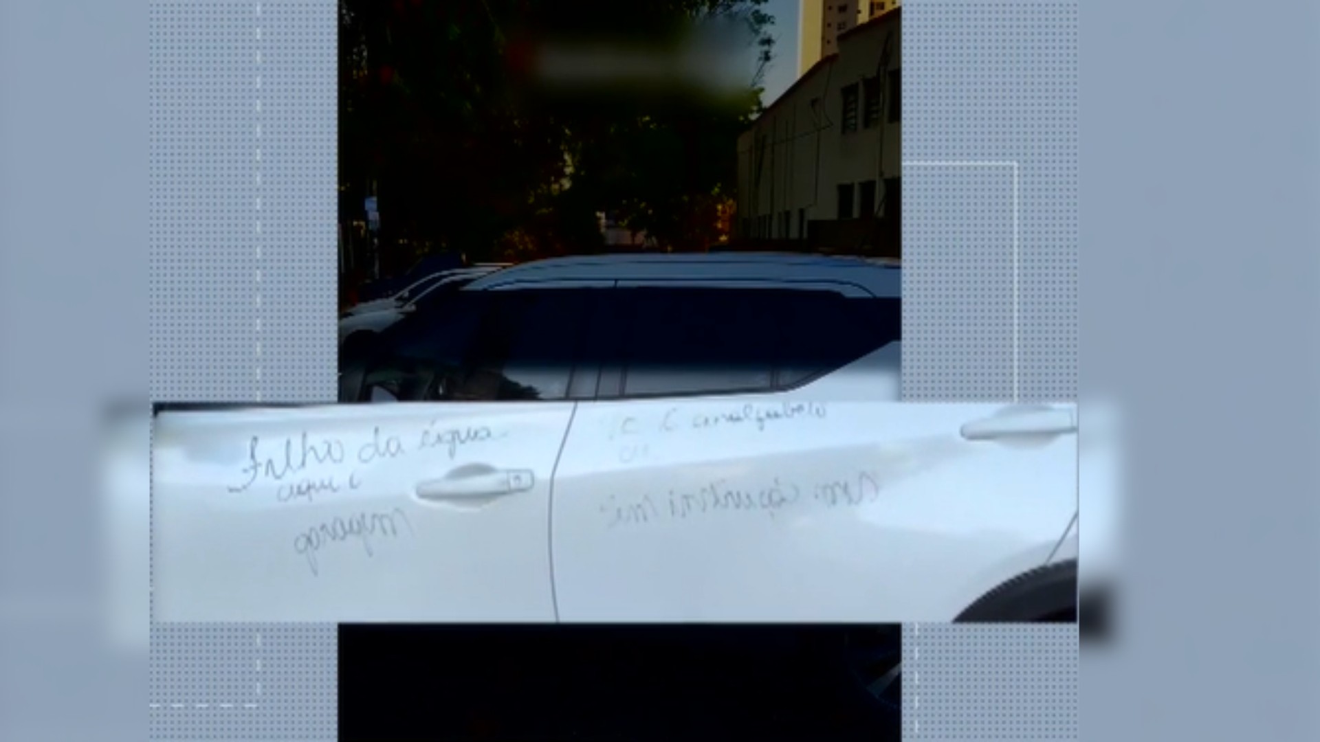 Motorista para em frente a garagem com placa de proibido estacionar, e reclamação deixada em carro viraliza: 'Você é analfabeto?'