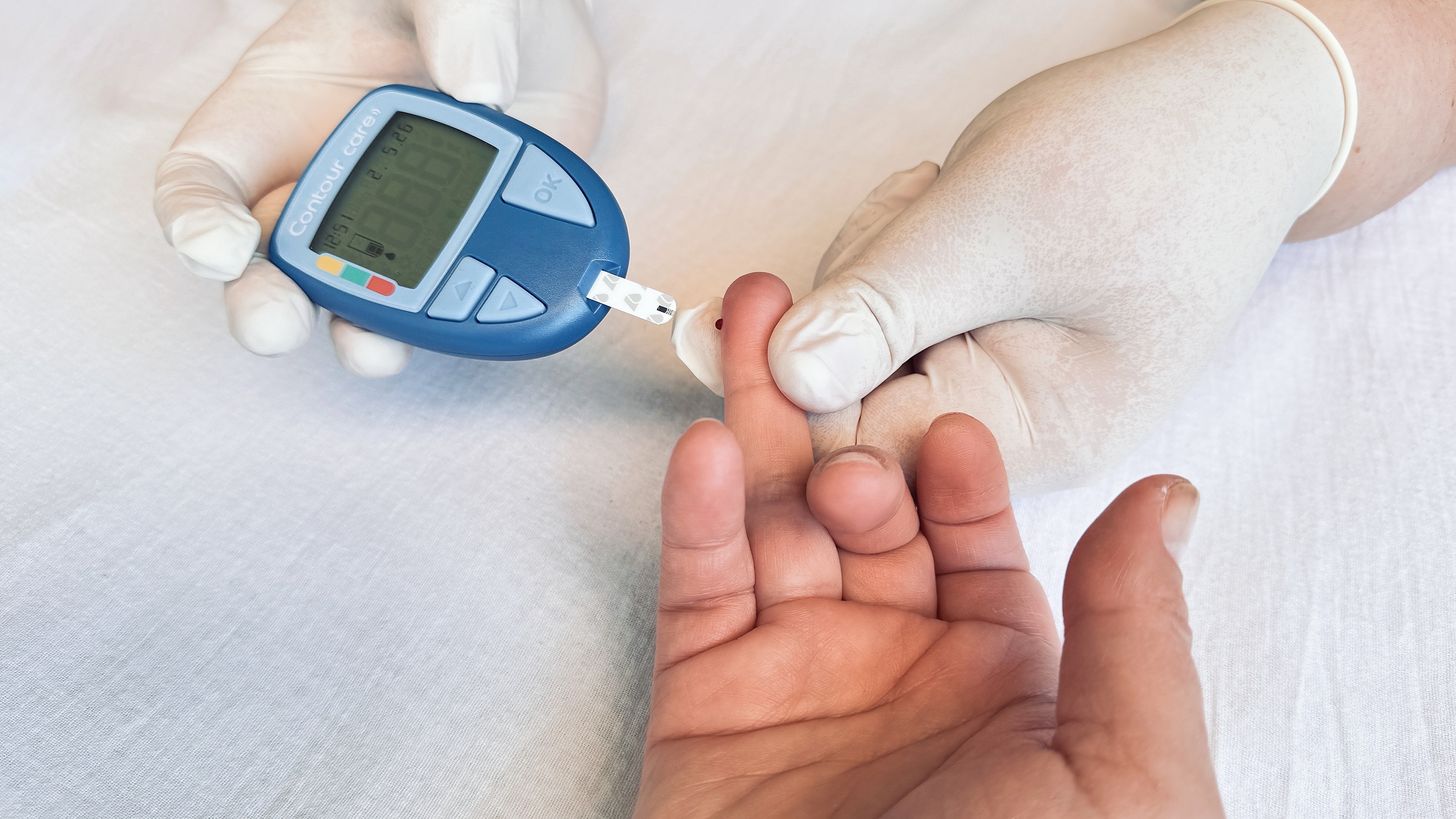 Diabetes e obesidade: dispositivo eletrônico controla glicose e reduz peso em testes com animais