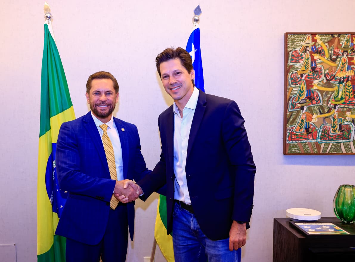 Daniel Vilela assina transmissão de cargo a Bruno Peixoto