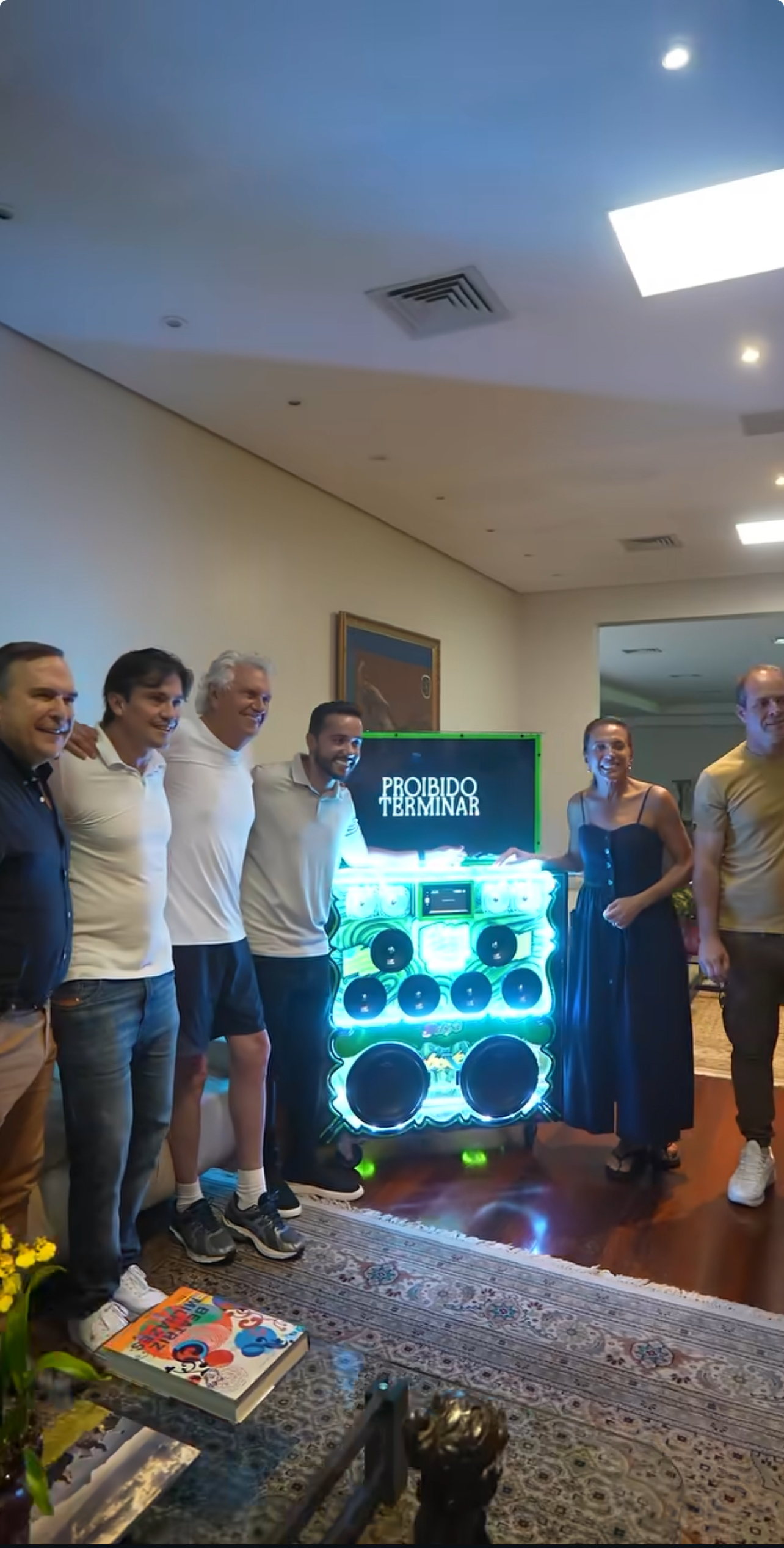 Caiado e Gracinha recebem presente da Loja de som automotivo Deboxe