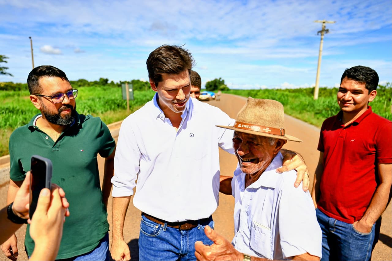 Daniel Vilela vistoria pavimentação da GO-050, entre Palmeiras e Palminópolis