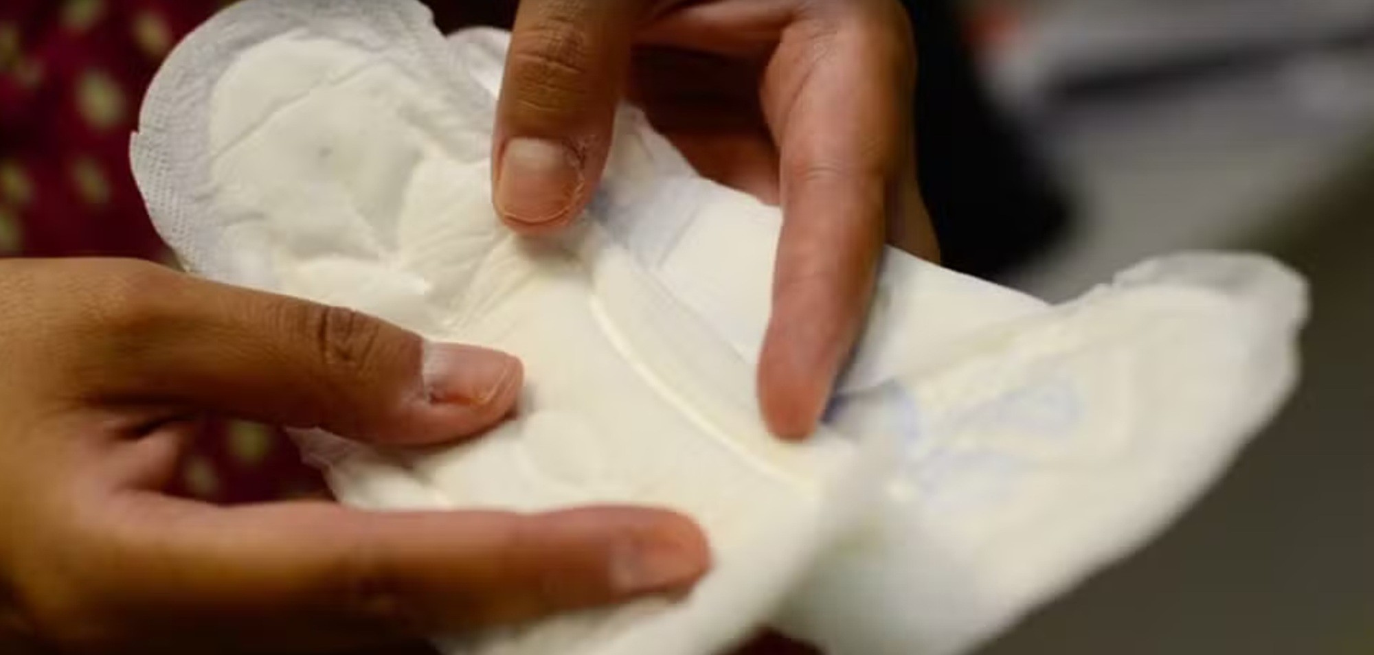 É #FATO: Governo envia WhatsApp a quem tem direito a receber absorvente gratuito; veja como funciona