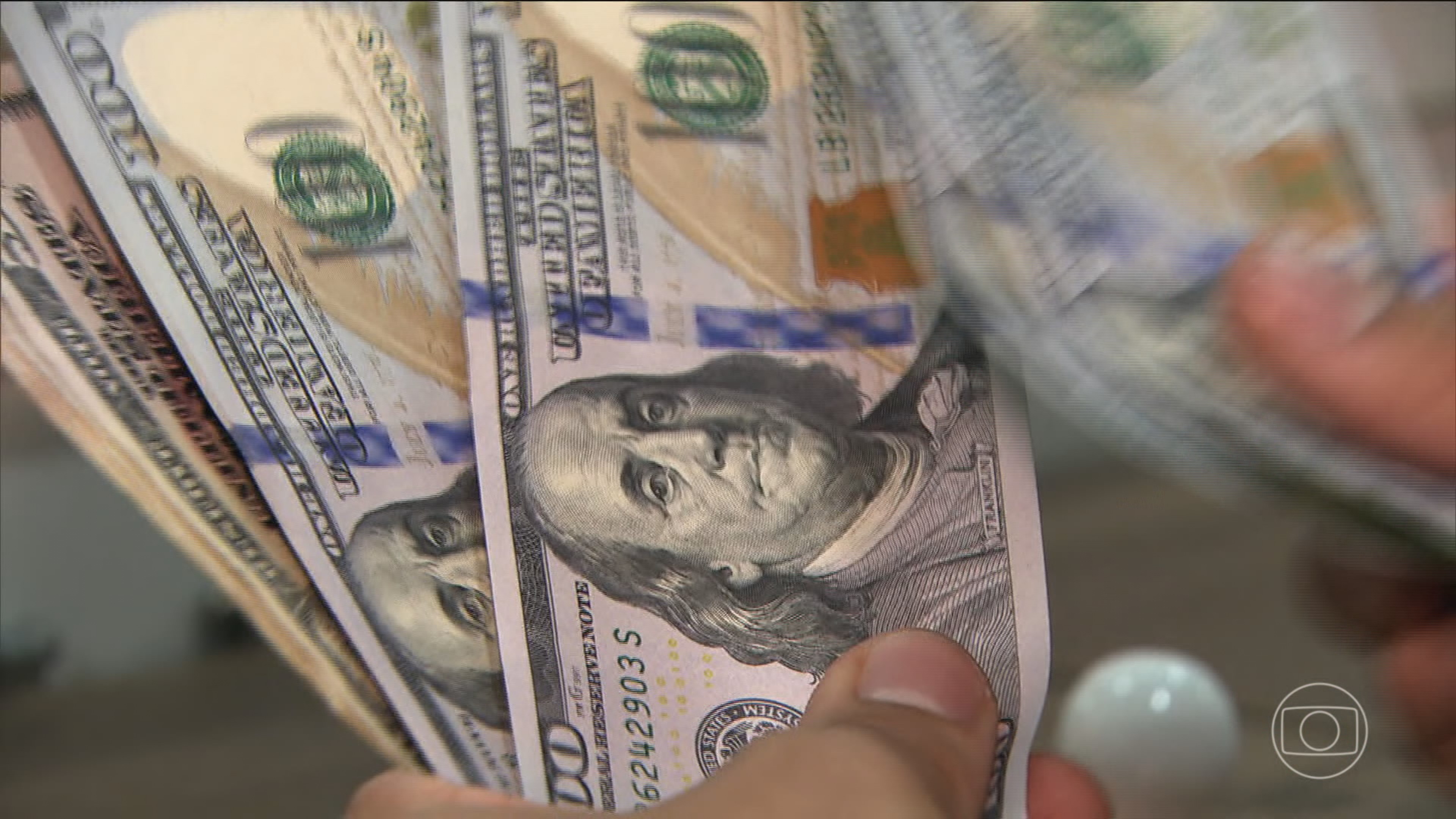 Dólar recua e bolsa avança com dados de serviços no radar e discursos do Fed