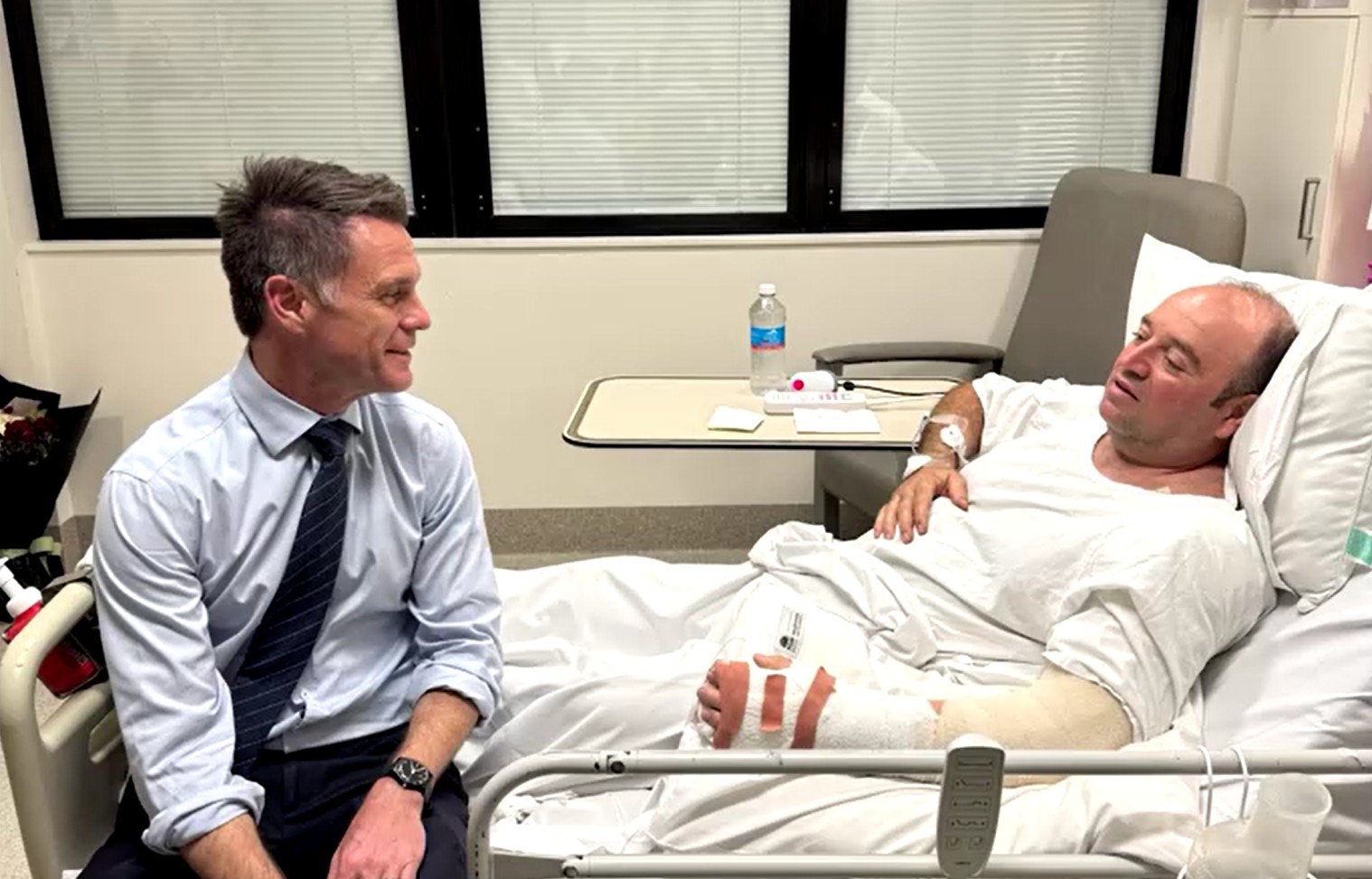 Herói que desarmou assassino em praia em Sydney aparece em 1ª FOTO no hospital após cirurgia