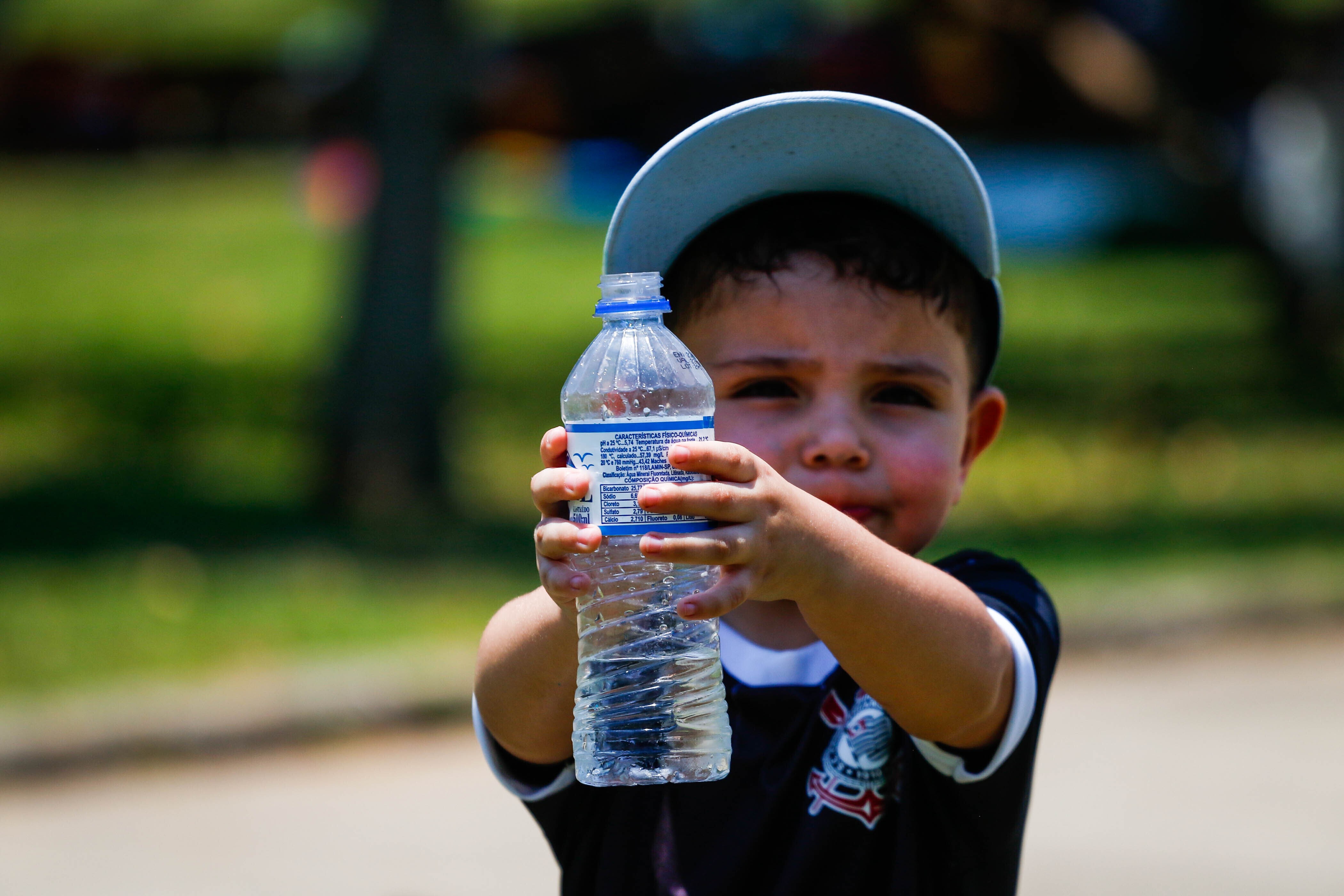 Desidratação no calor: xixi é 'termômetro' para evitar quadro; crianças e idosos correm maior risco