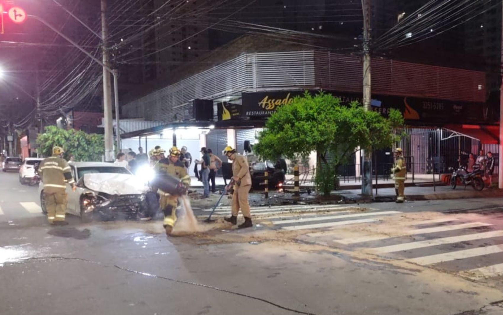 Câmeras registram momento de batida entre Range Rover e BMW que deixou feridos em Goiânia