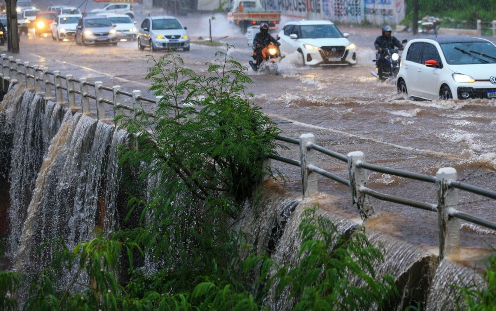 Chuva alaga BR-153, bloqueia Marginal Botafogo e arrasta motociclista, em Goiânia