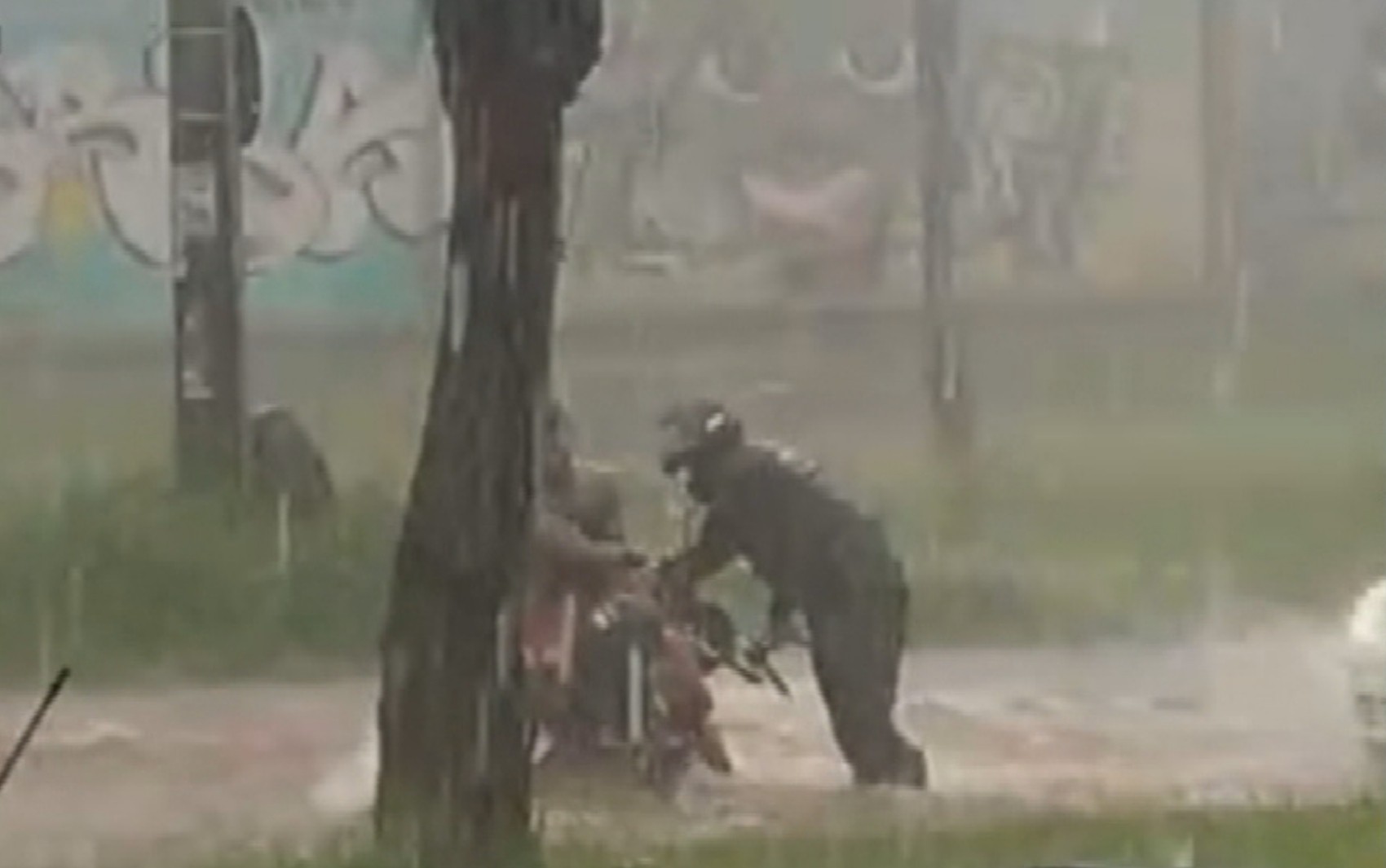 Motociclista arrastado por enxurrada diz que não conseguia soltar a moto: 'Desespero'