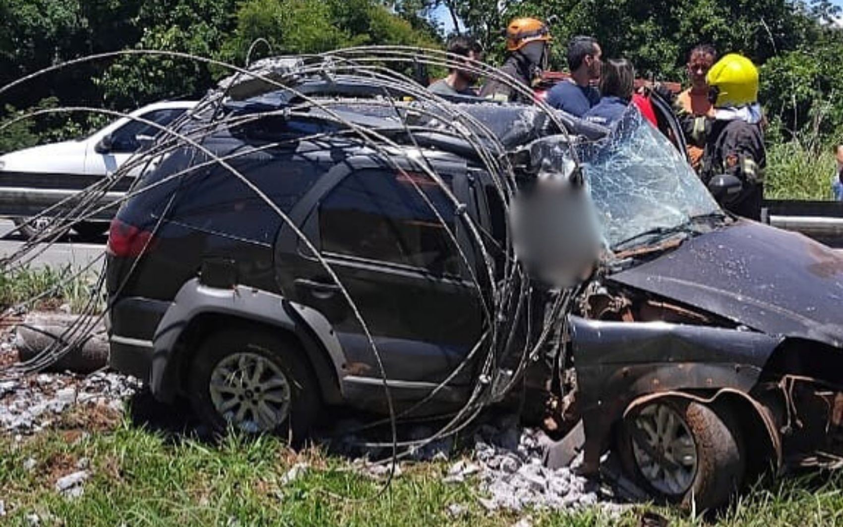 Motorista morre após carro bater contra poste na GO-020, em Bela Vista de Goiás