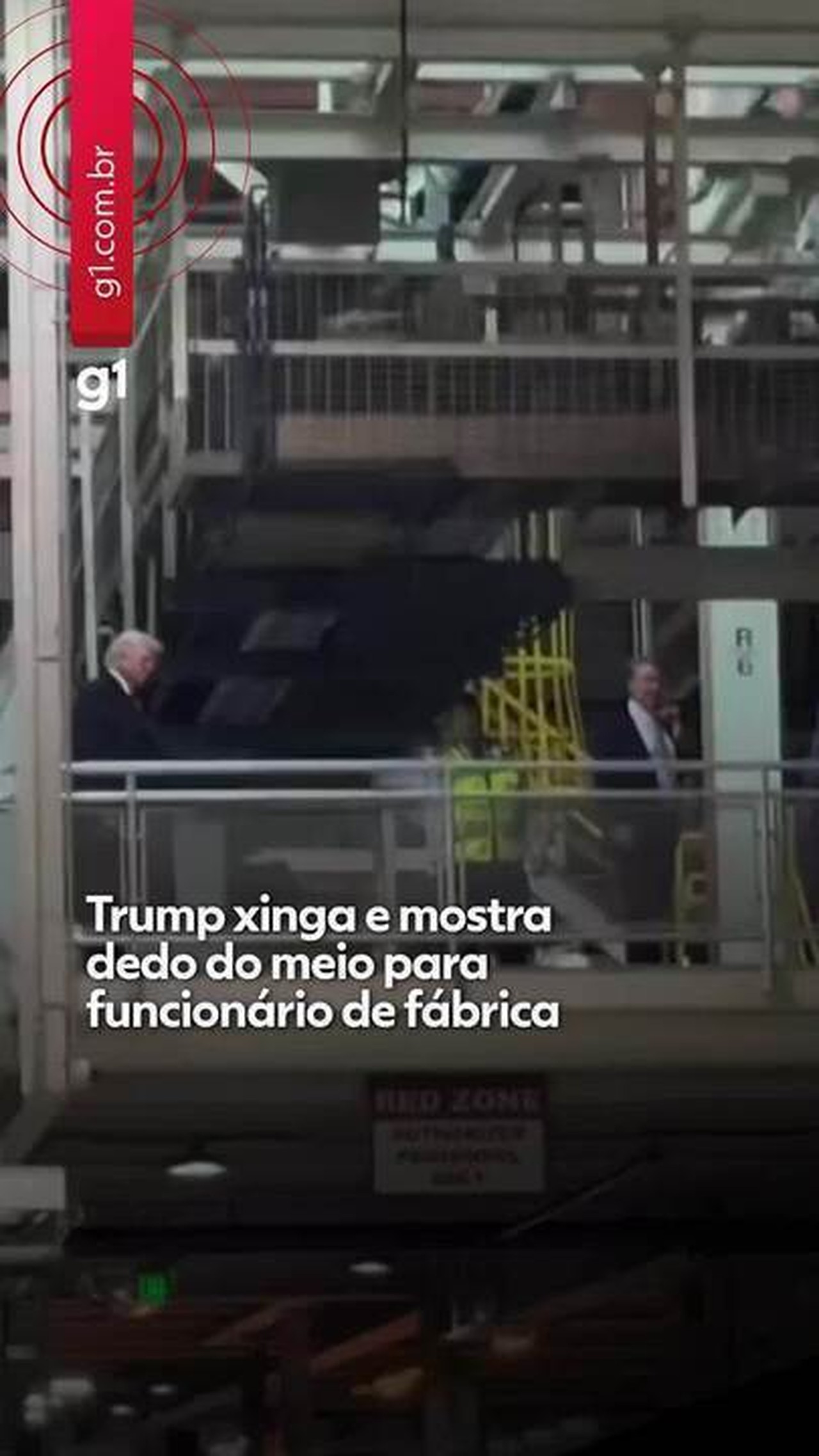 VÍDEO: Trump xinga e mostra dedo do meio a funcionário que o teria chamado de 'protetor de pedófilo' durante visita a fábrica