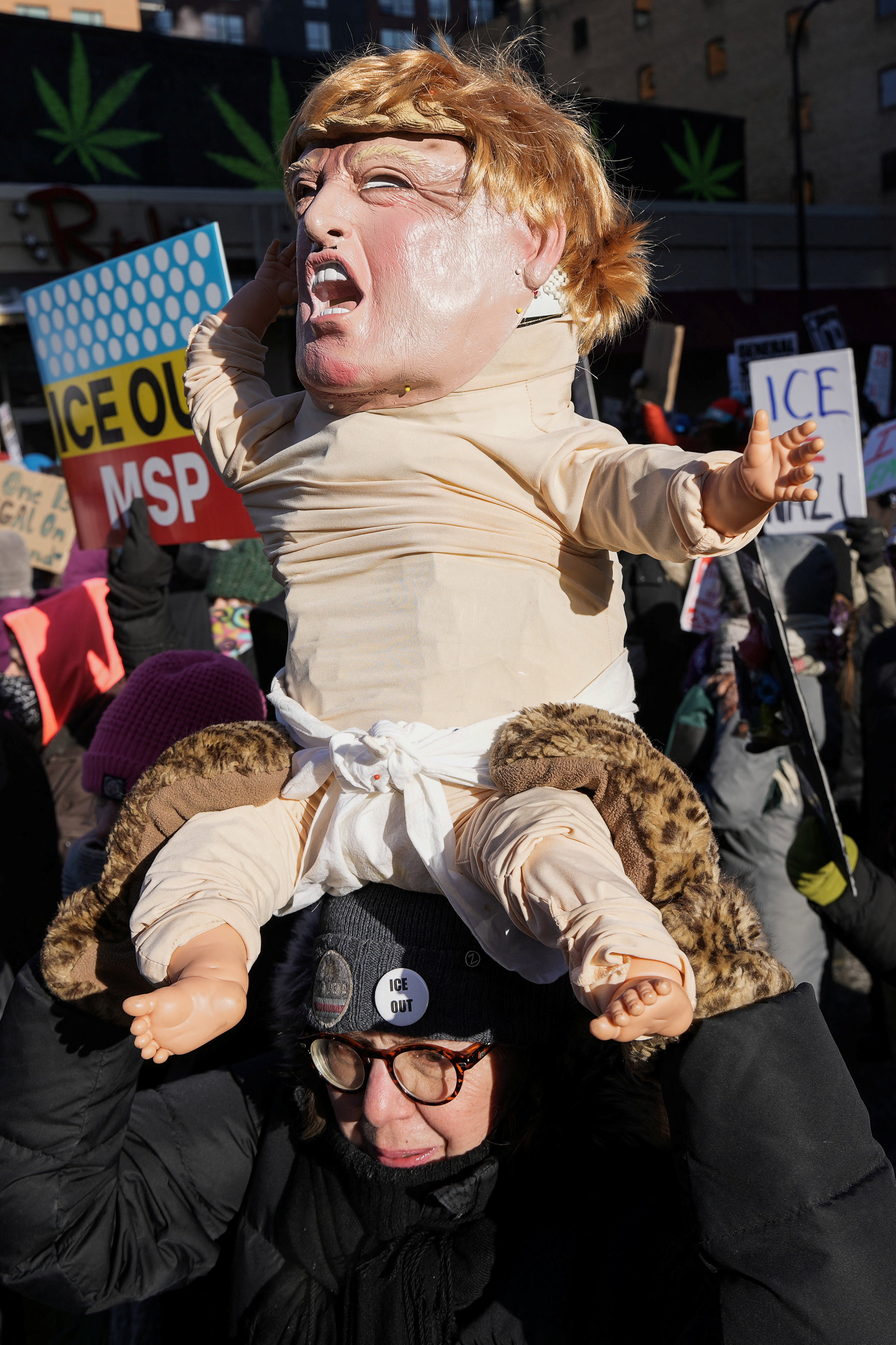 Minnesota, onde mulher foi morta por agente do ICE, vive dia de paralisação geral, e milhares vão às ruas contra Trump