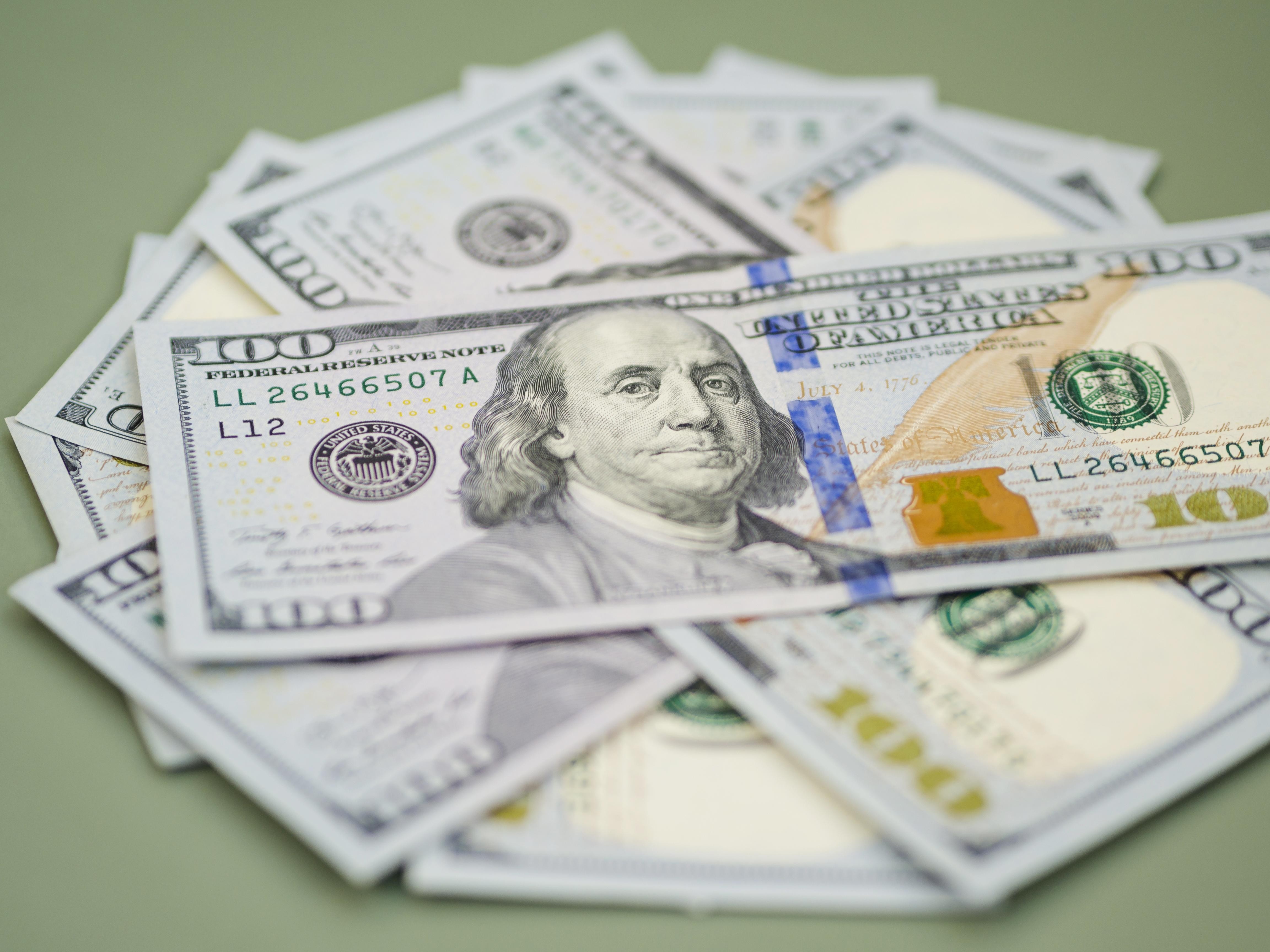 Dólar e Ibovespa caem à espera da Superquarta, com cautela sobre Fed e tensões geopolíticas