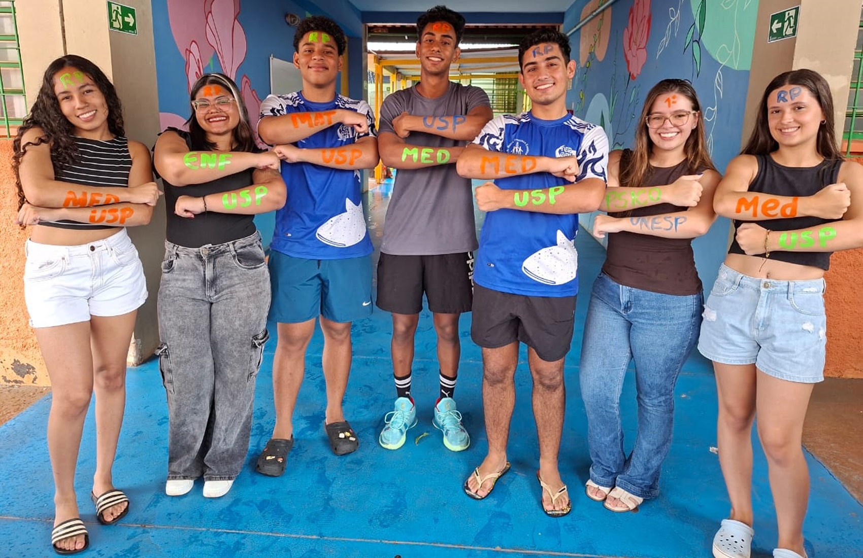 Diretora de escola pública no interior de SP se emociona com aprovação de alunos na USP: 'Orgulho deles'
