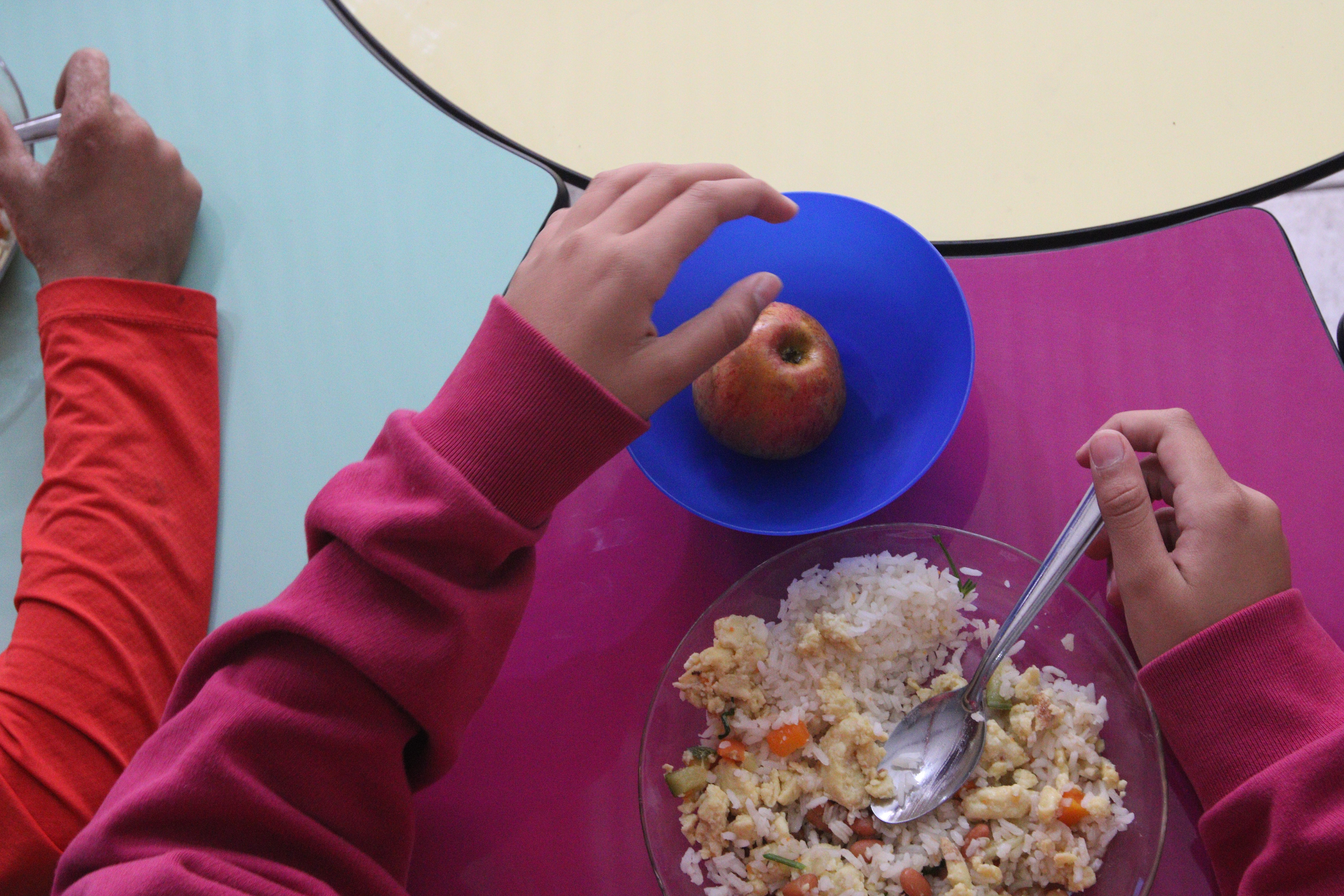 Adolescentes consomem menos ultraprocessados em capitais com regras para venda em escolas