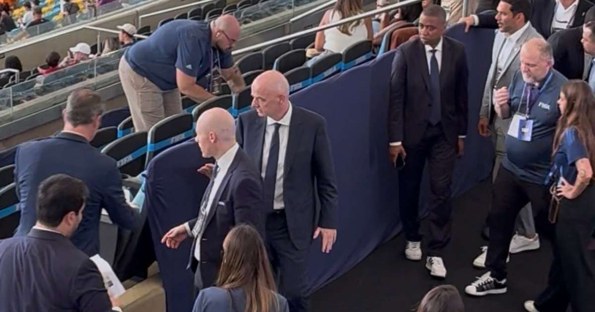 Gianni Infantino, presidente da Fifa, marca presença em clássico estadual