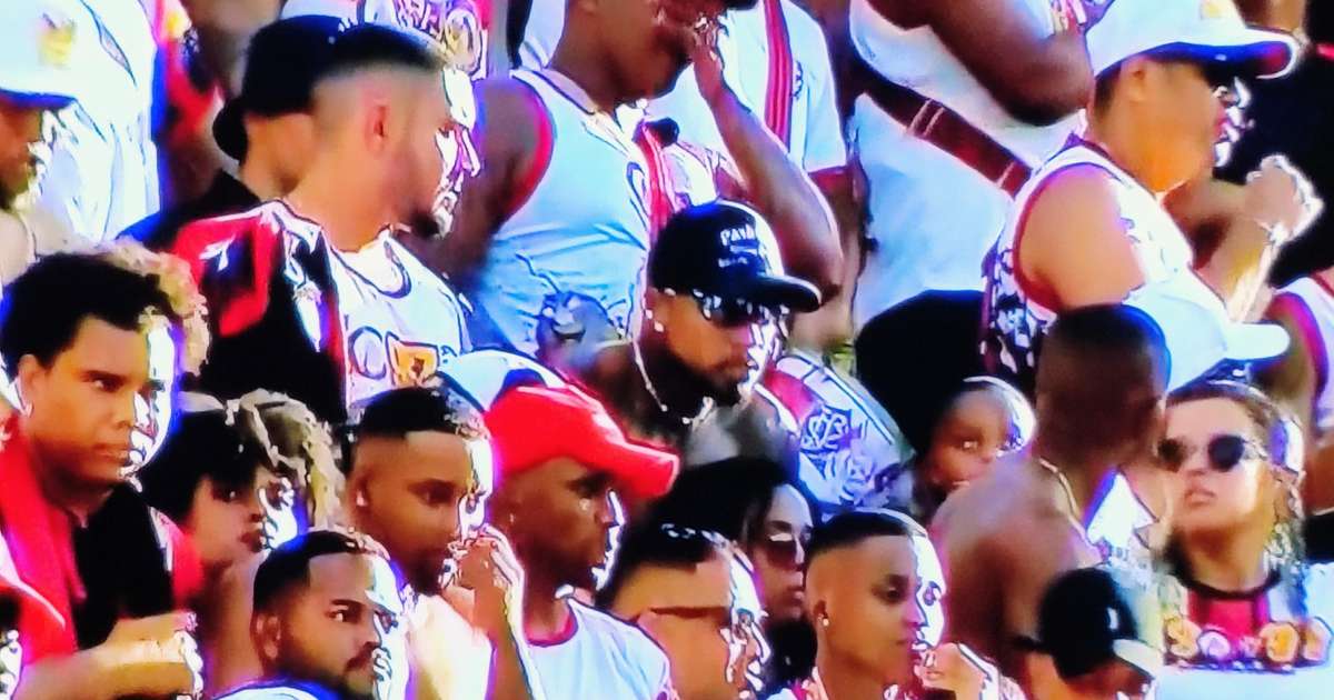 Sem clube, atacante campeão da Libertadores acompanha partida das arquibancadas; entenda