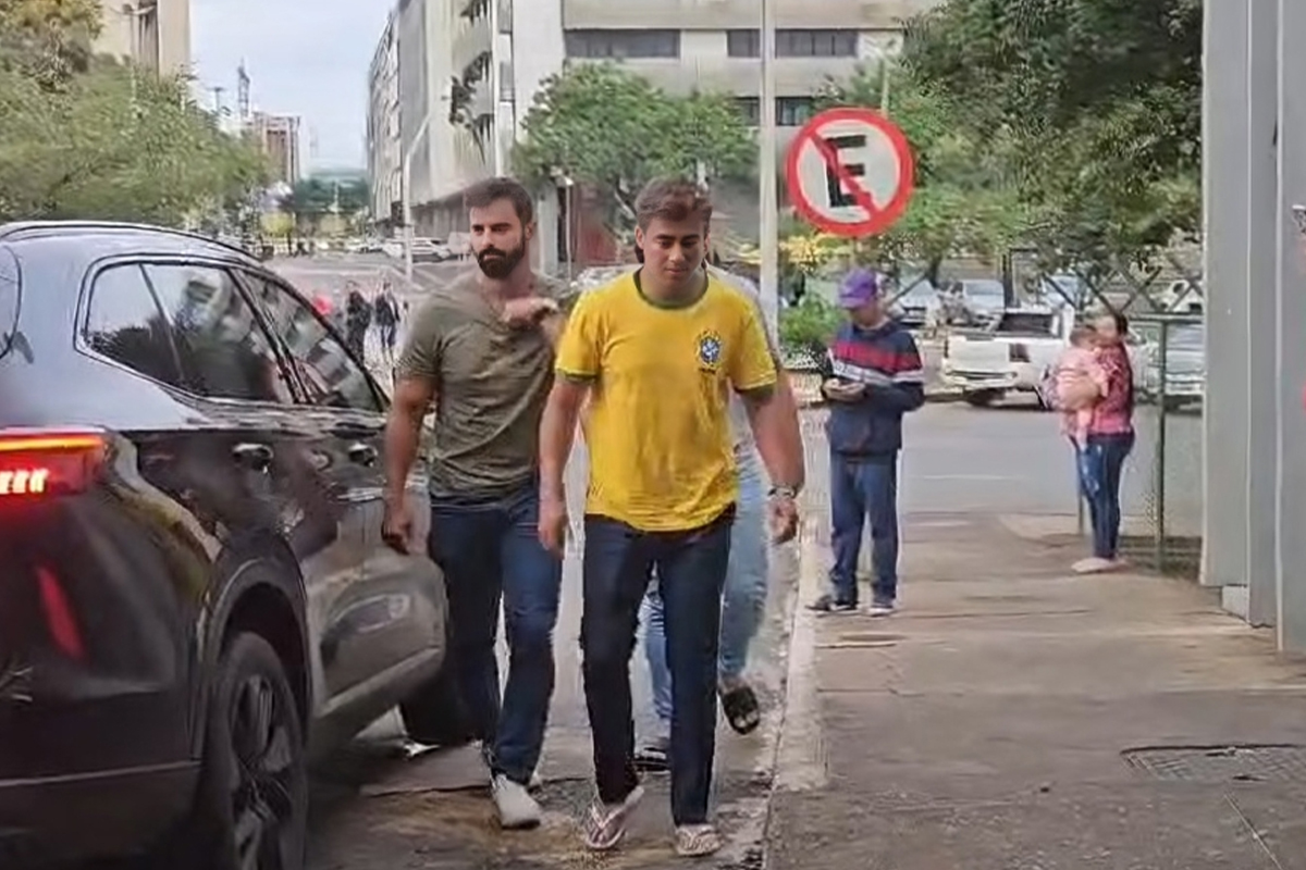 Nikolas Ferreira chega a hospital para visitar feridos com raio em ato.Vejavídeo