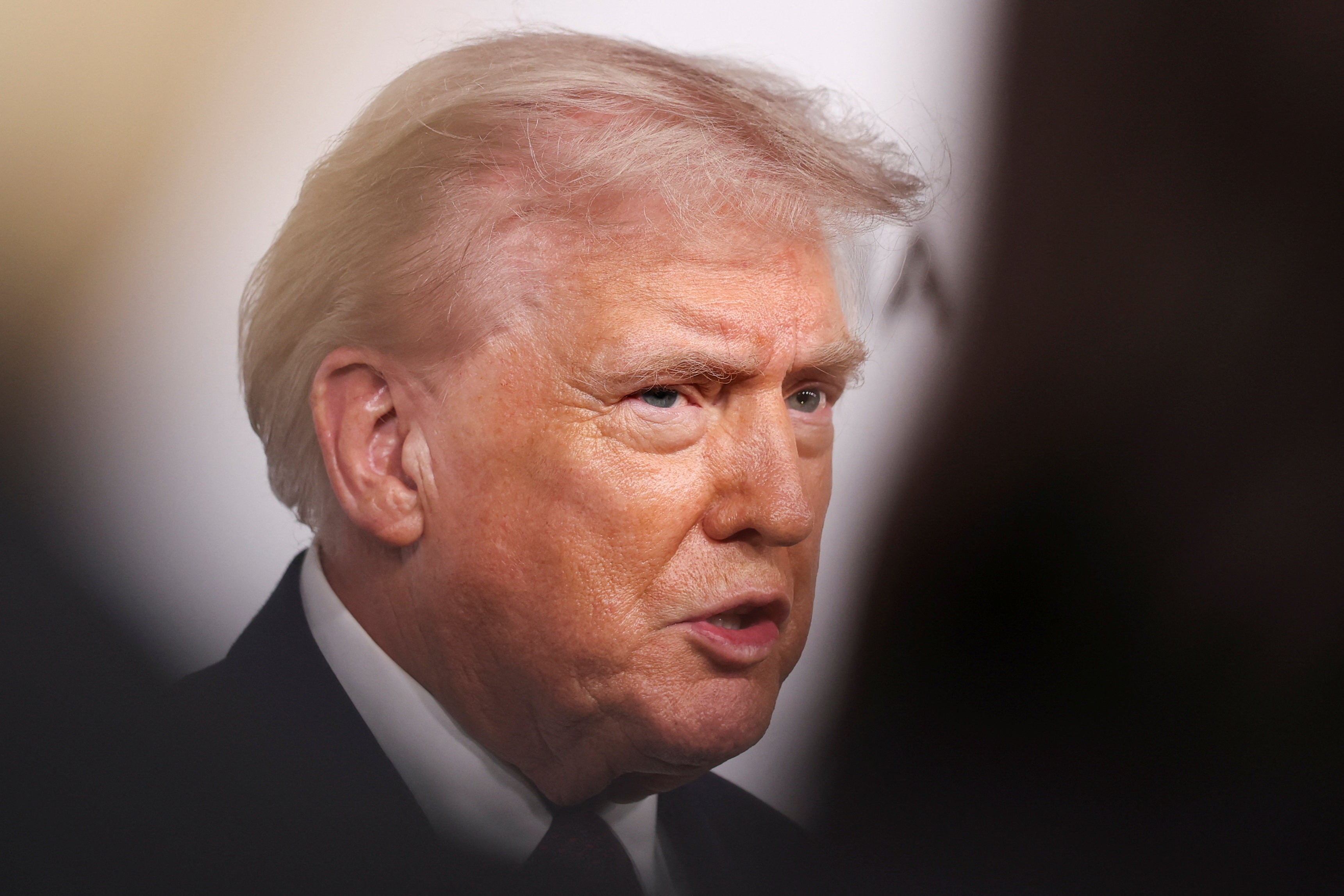 Arquivos de Epstein citam denúncia de mulher contra Trump; ela desistiu da acusação em 2016