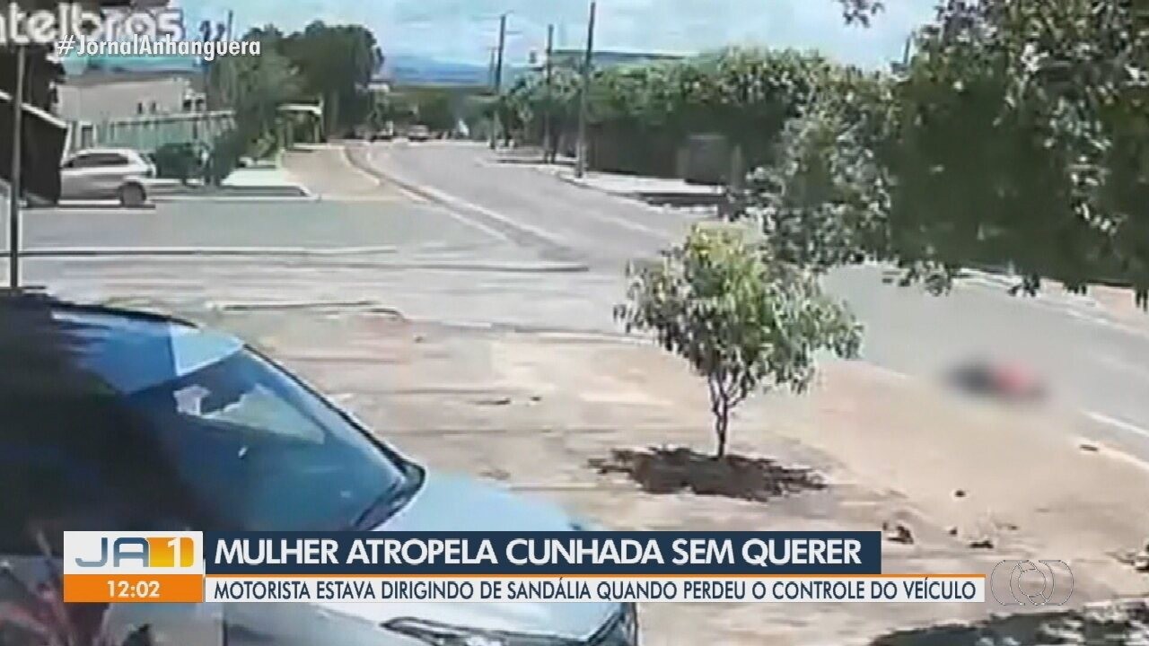 Mulher morre após ser arremessada e atropelada de carro de amiga que perdeu o controle do veículo automático; vídeo