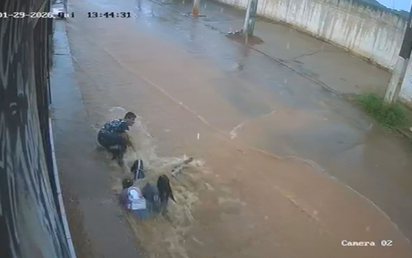 Tia e sobrinha são arrastadas por enxurrada em Valparaíso de Goiás; vídeo