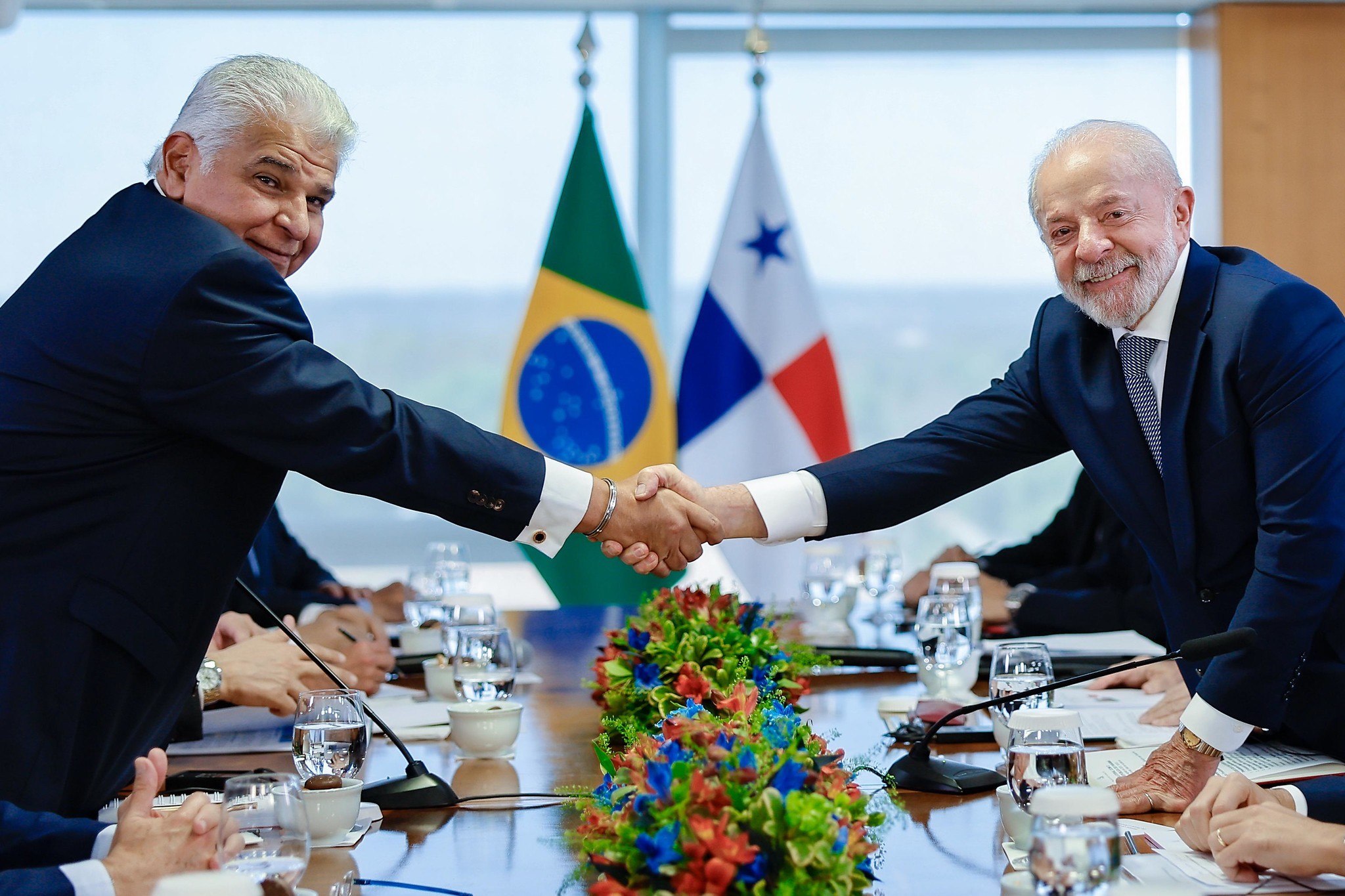 É #FAKE que Lula foi interrompido por estar 'bêbado e confuso' durante discurso no Panamá