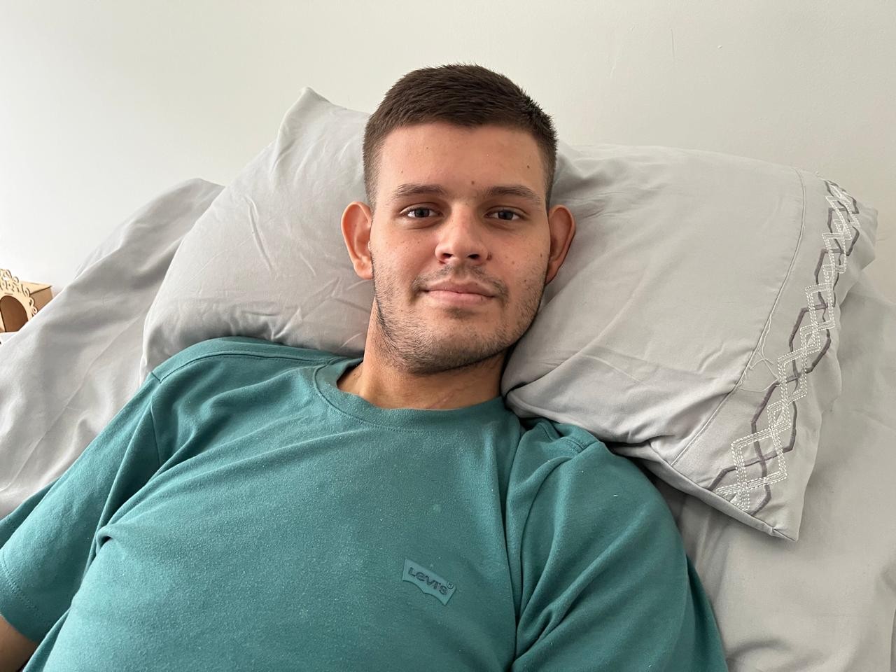 Paciente mais jovem do país a receber polilaminina relata movimento nas mãos: ‘Não mexia antes’