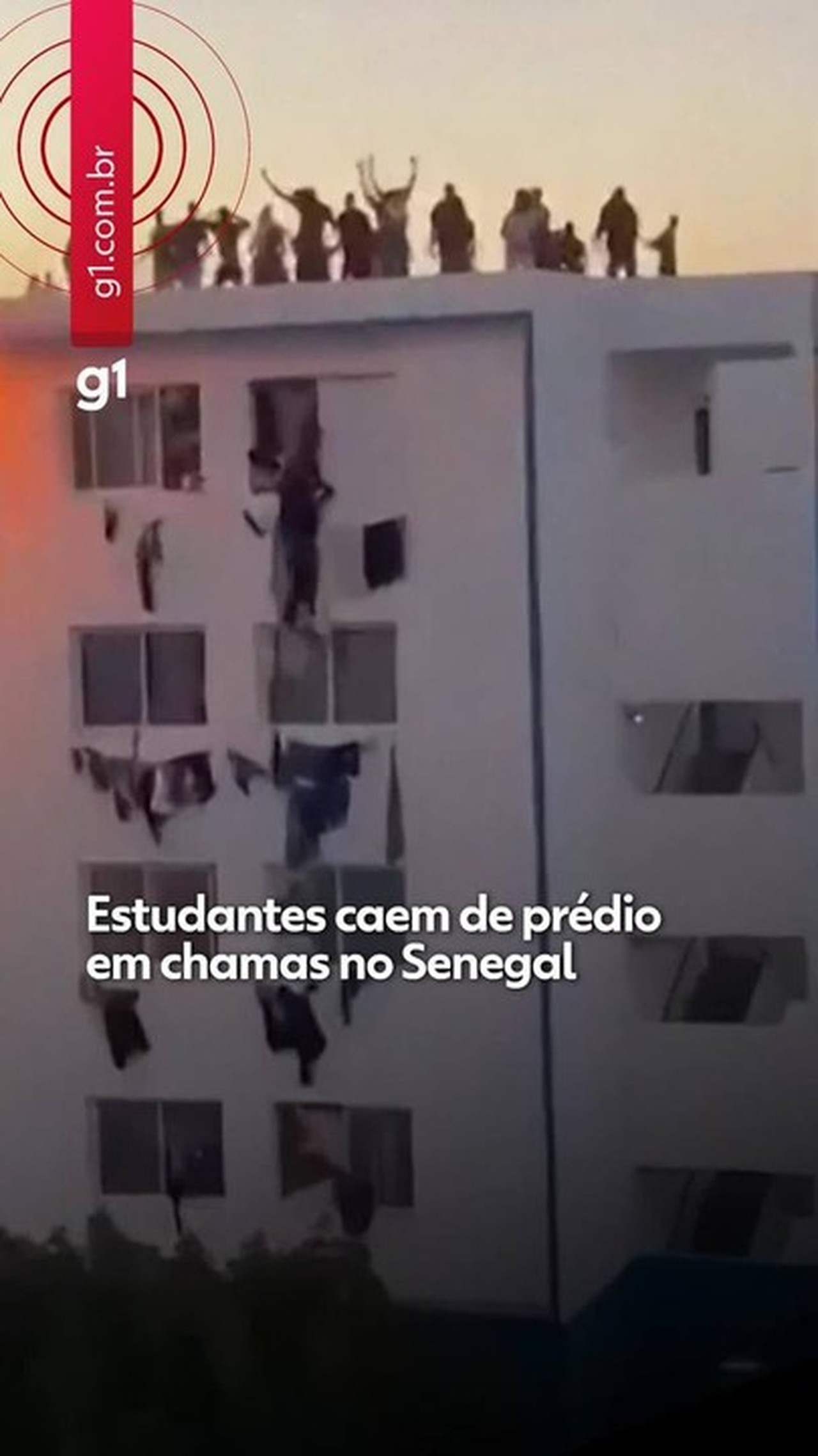 VÍDEO: Estudantes caem de prédio em chamas em universidade do Senegal