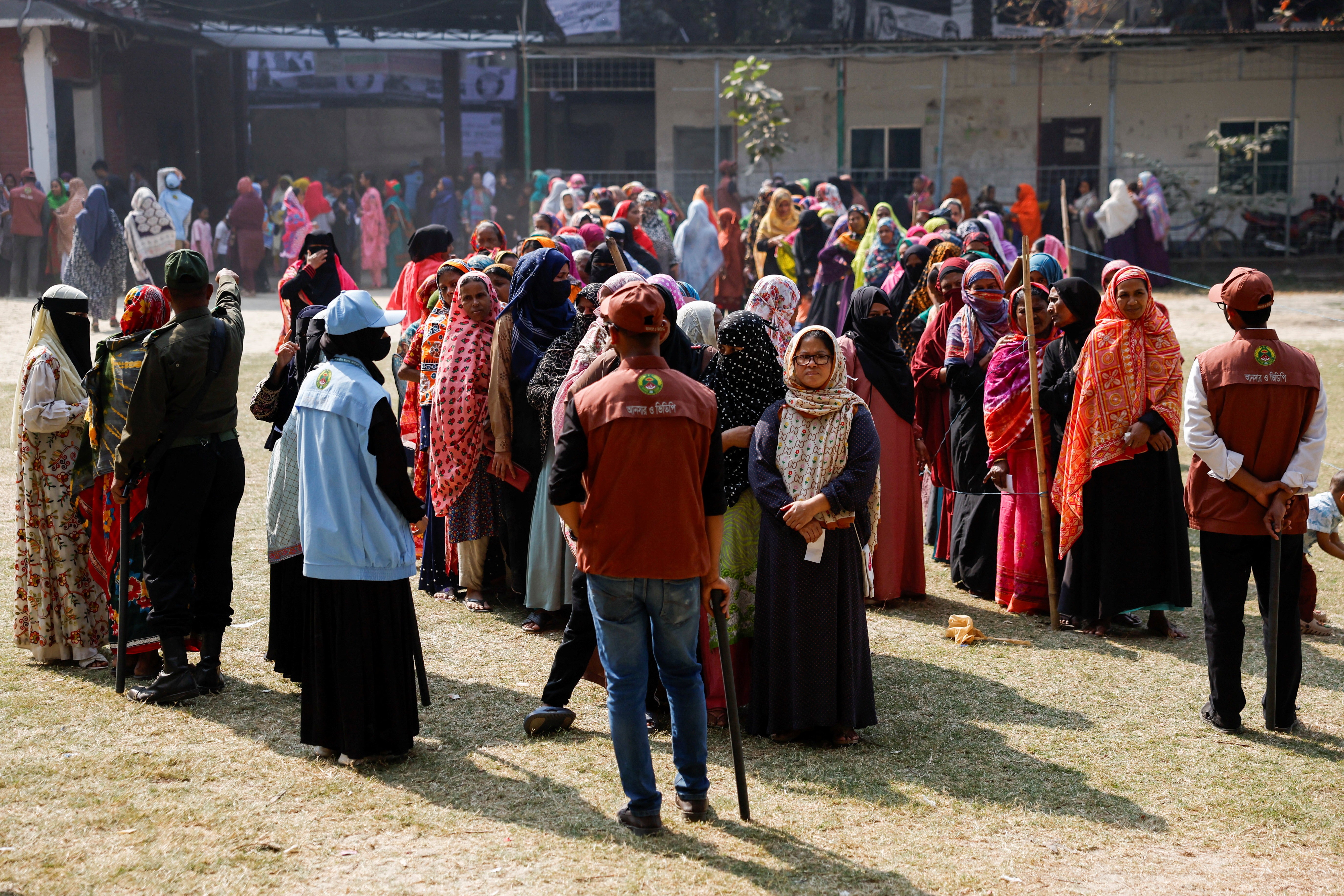 Com alta participação, Bangladesh faz eleições históricas após queda de premiê por protestos da geração Z