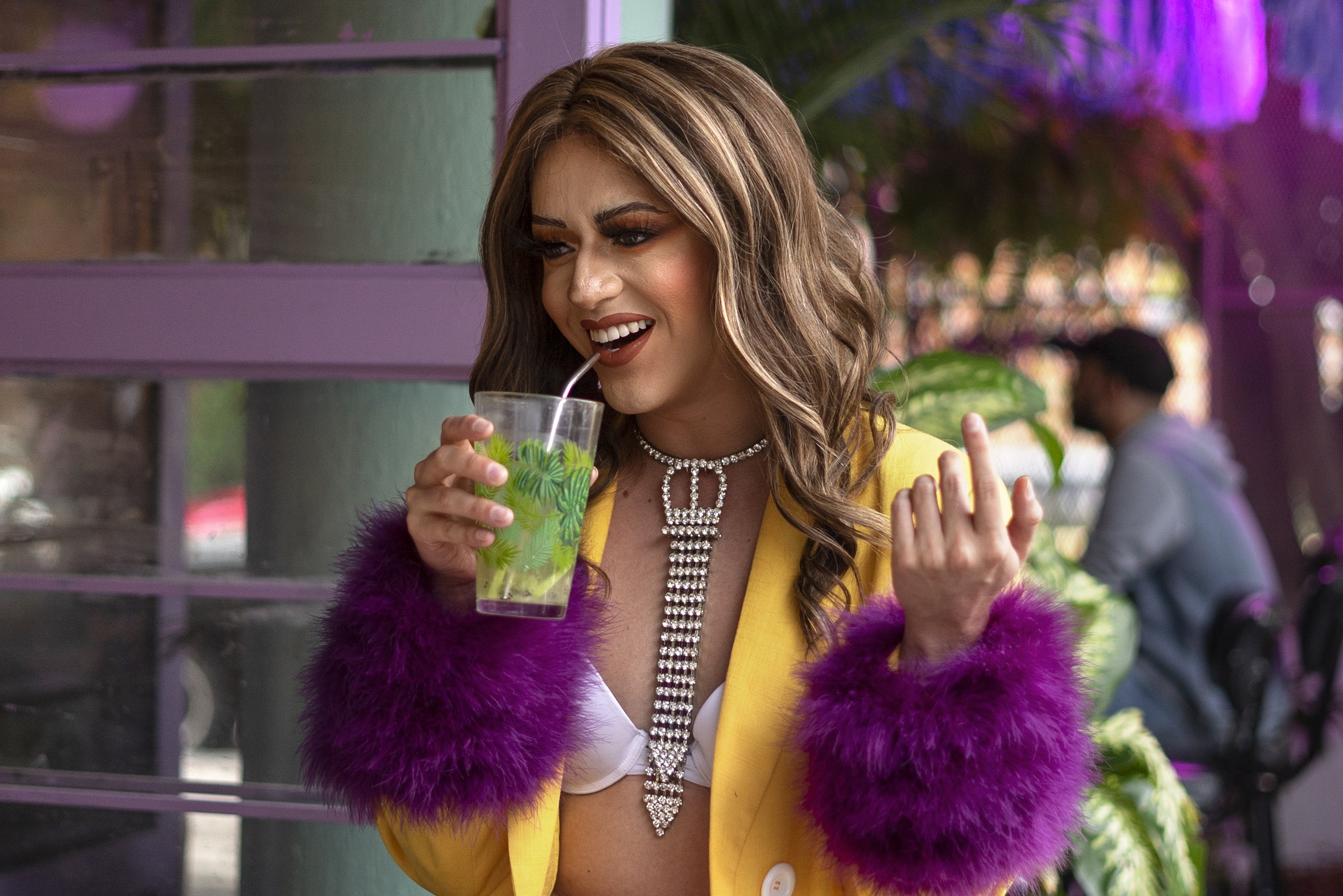 Não é só a bebida: como evitar álcool falsificado e gelo contaminado na folia