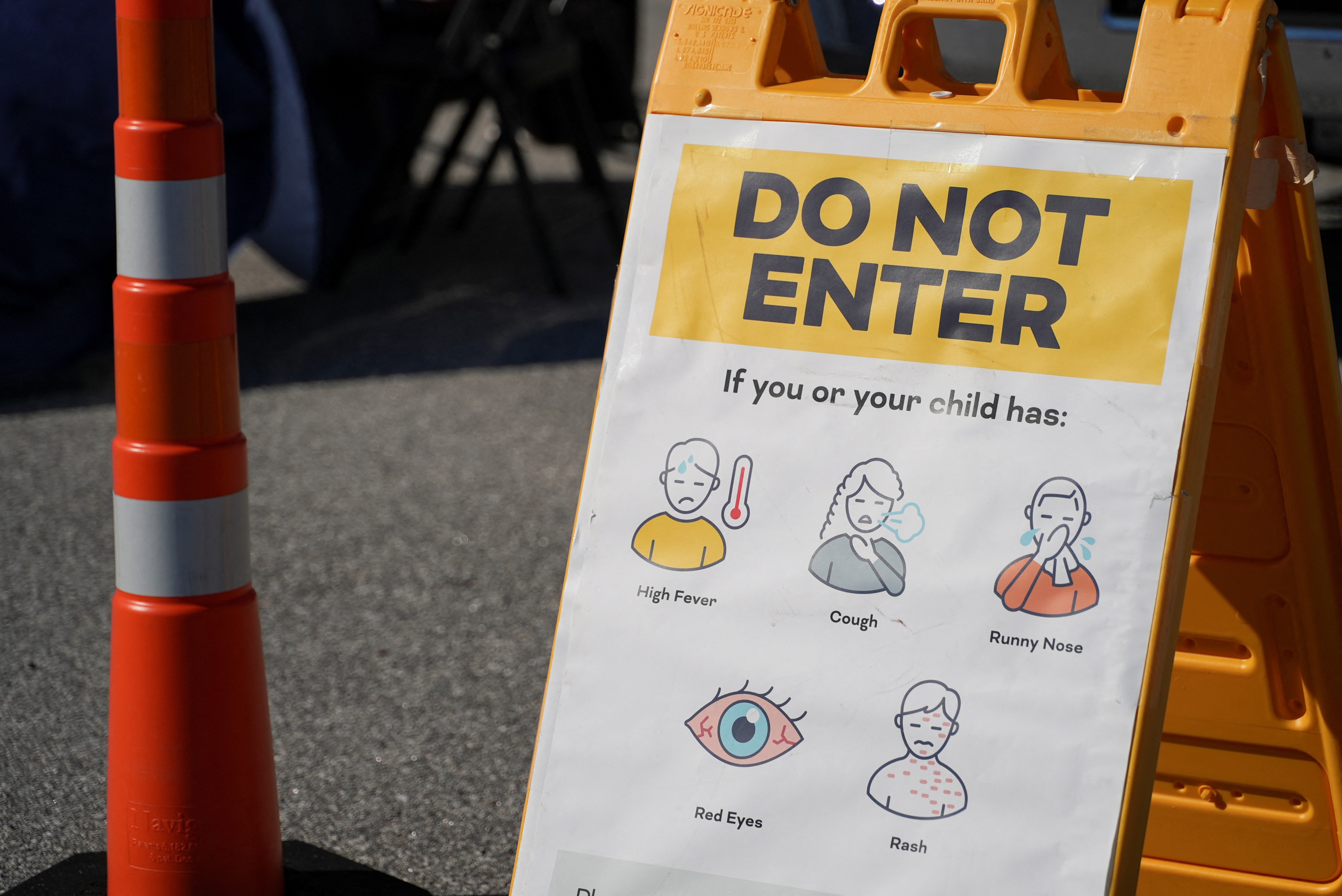 Maior surto de sarampo em 30 anos nos EUA leva clínicas a atender pacientes dentro de carros