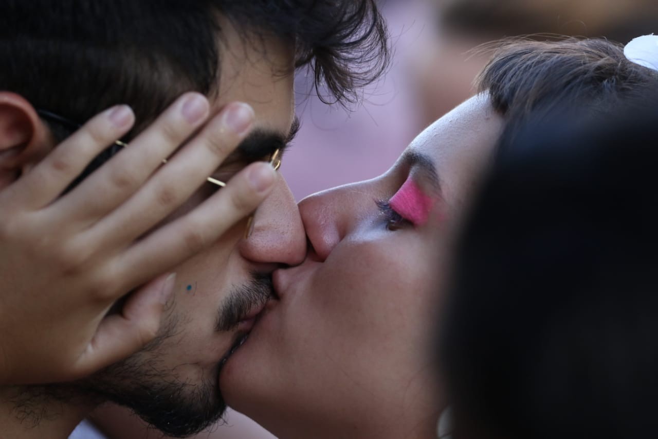 Beijou, compartilhou: o que a saliva pode transmitir no carnaval e como se proteger