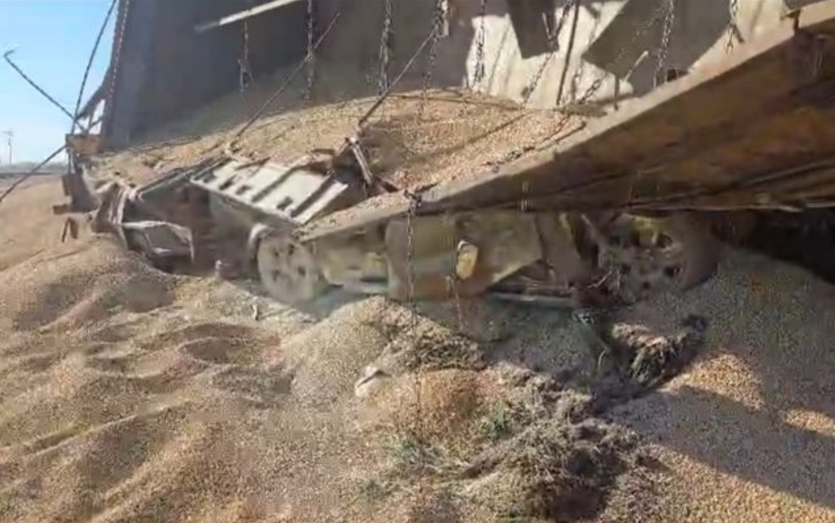 Caminhão tomba e mata motorista de carro esmagado em Goiás; vídeo mostra destruição