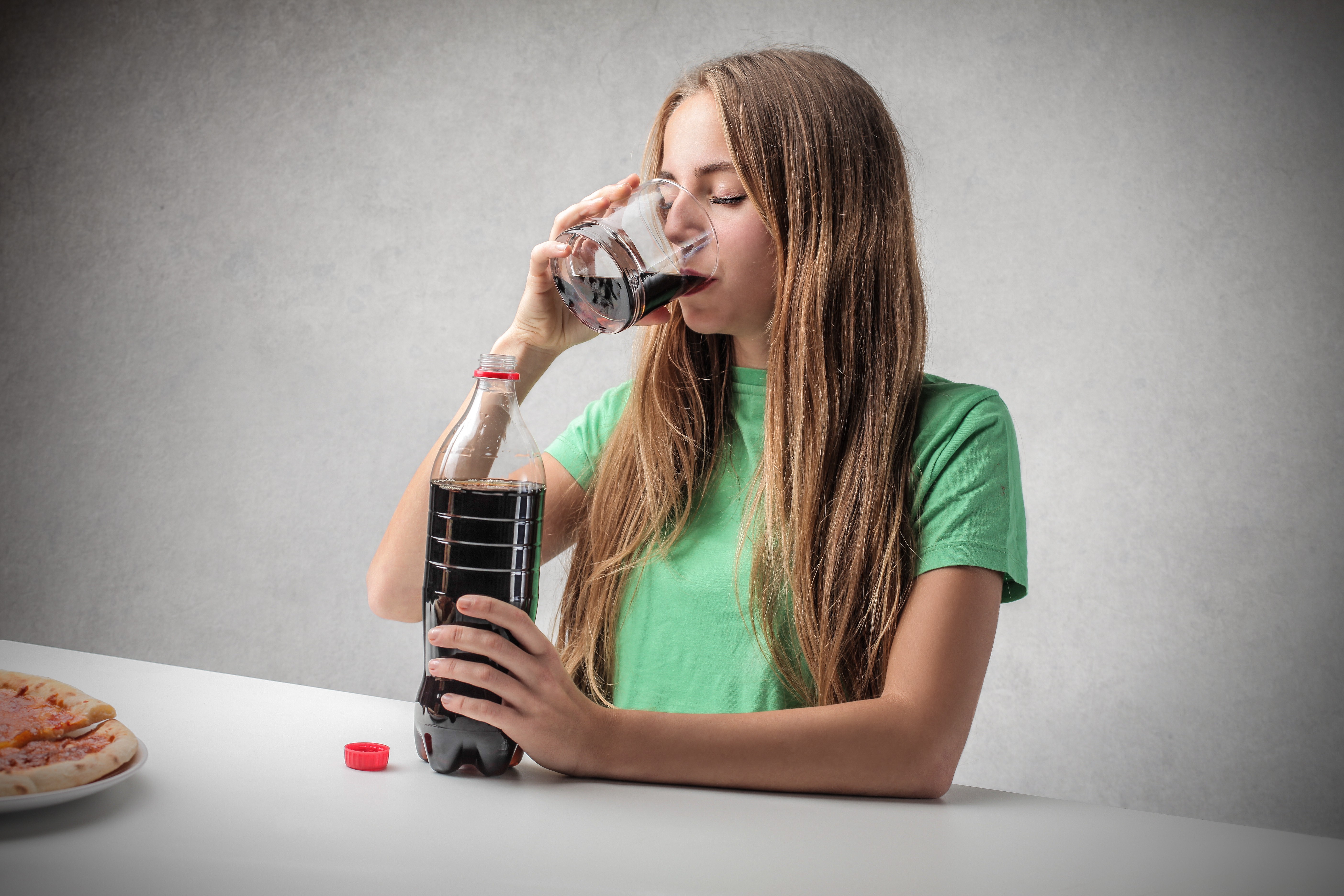 Bebidas açucaradas elevam em 34% o risco de transtornos de ansiedade em adolescentes, aponta estudo