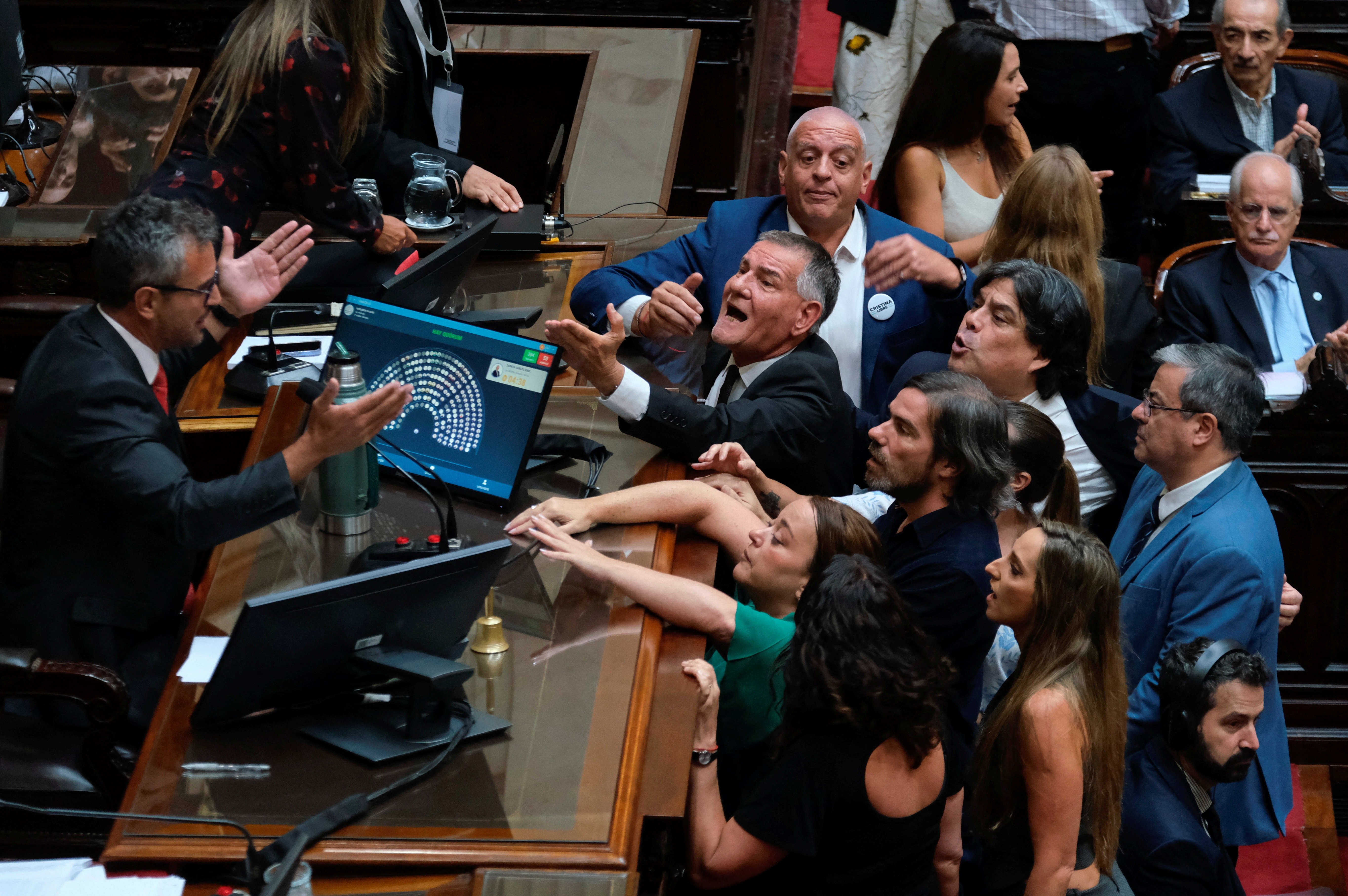 Reforma trabalhista de Milei é aprovada na Câmara com mudanças; texto volta ao Senado