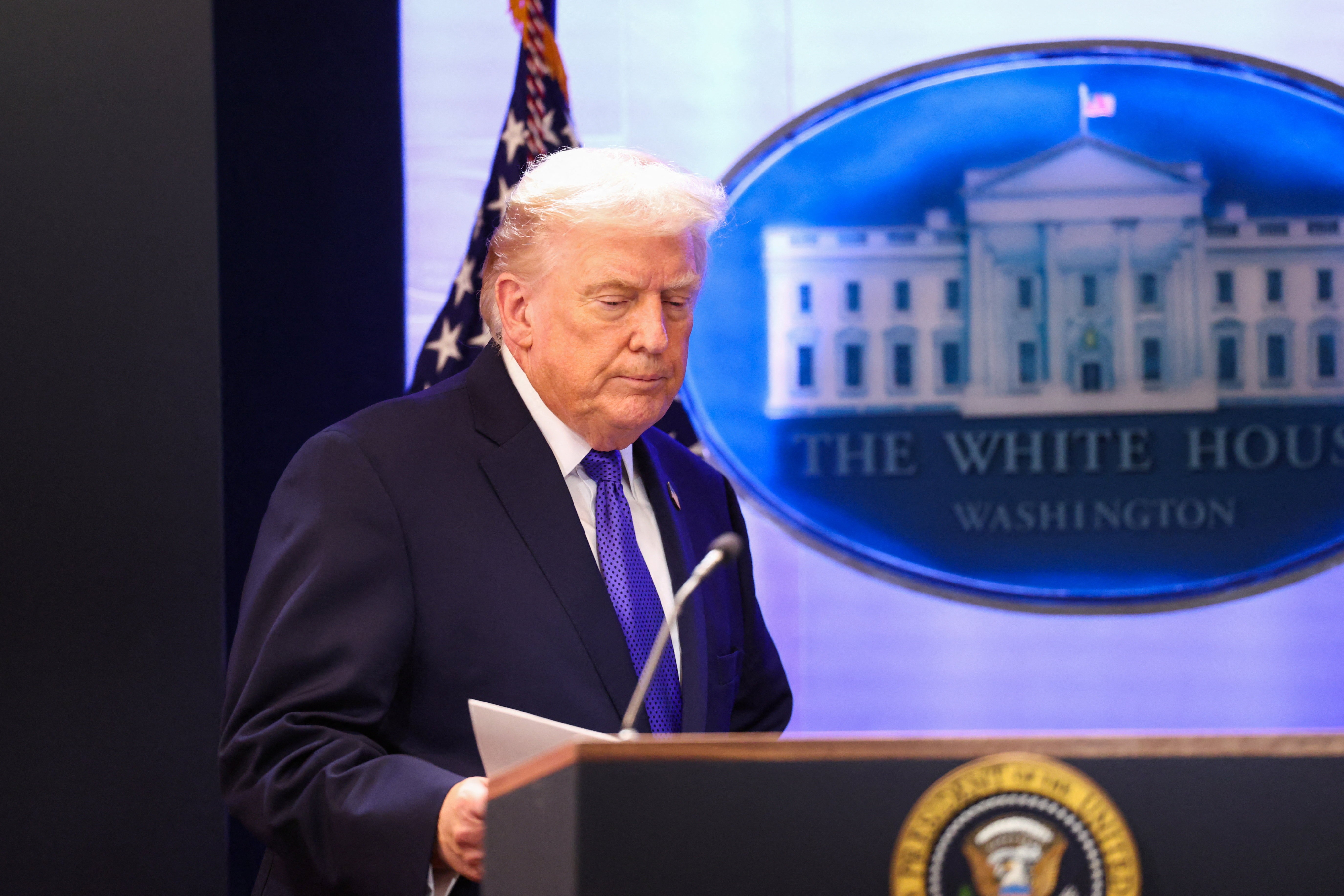 O freio ao tarifaço e aos poderes de Trump - O Assunto #1664