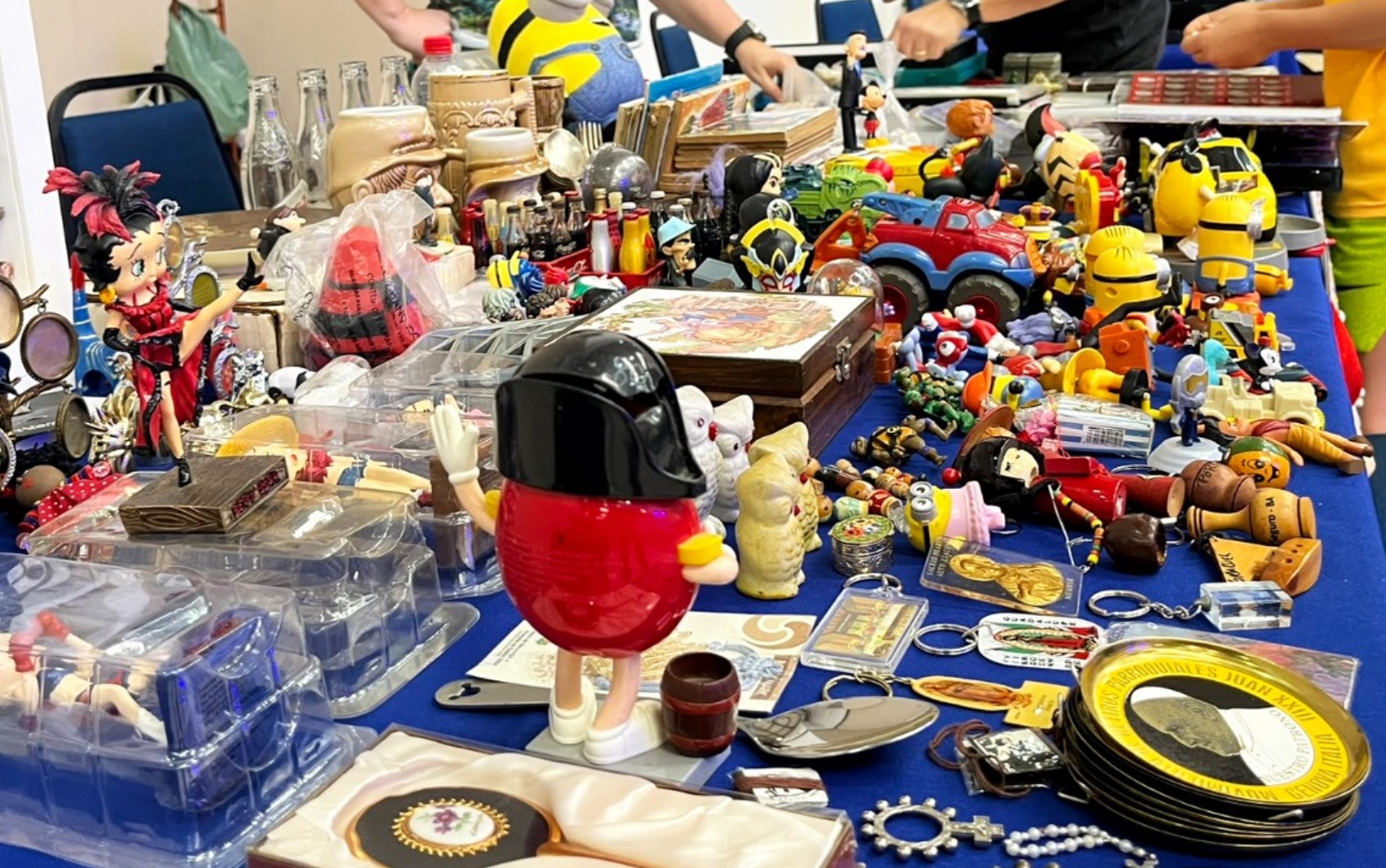Encontro de colecionadores reúne figurinhas históricas da Copa, miniaturas, moedas e mais em shopping de Goiânia