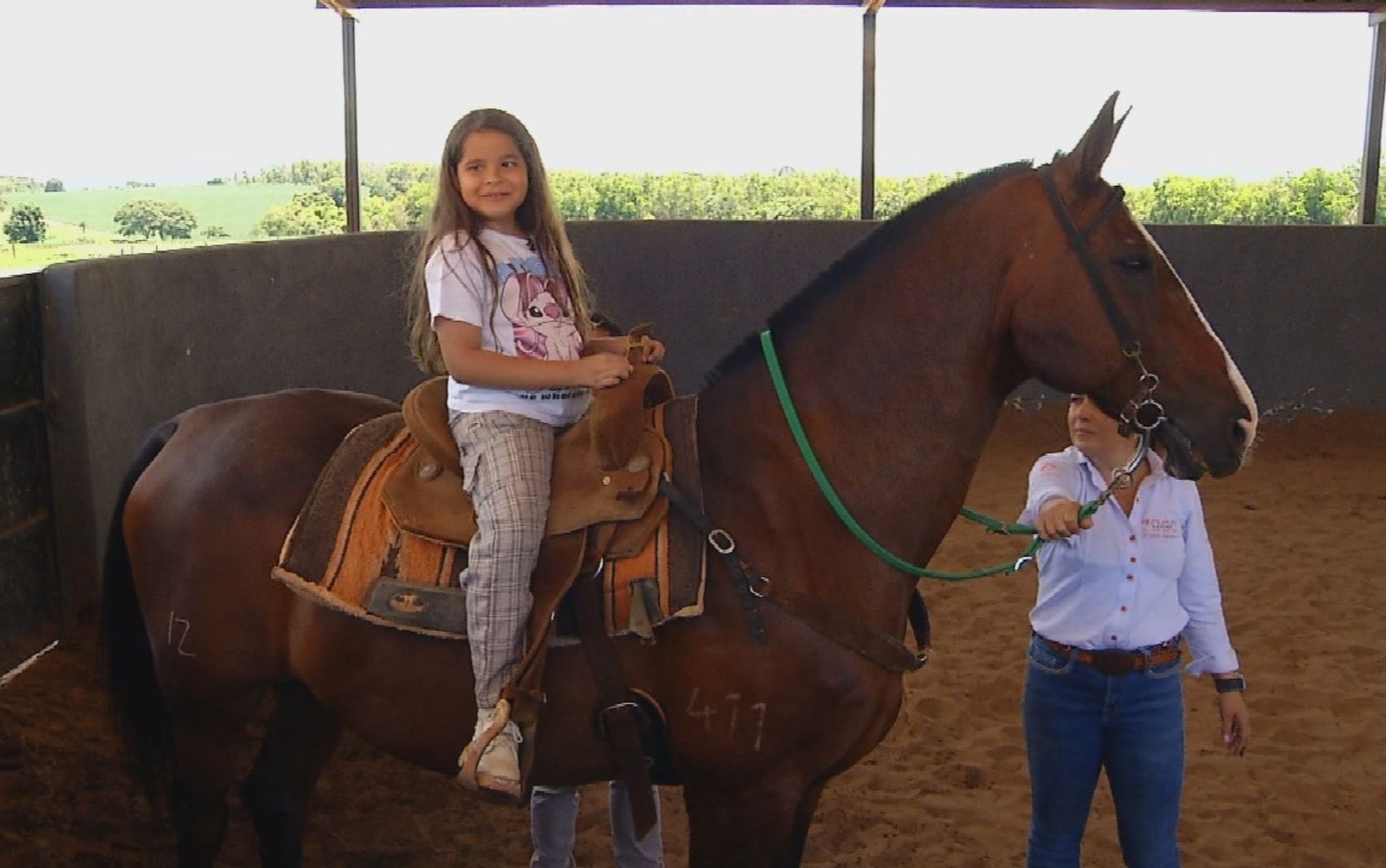 Criança que fez amizade com cavalo da PM durante tratamento de câncer adota animal aposentado