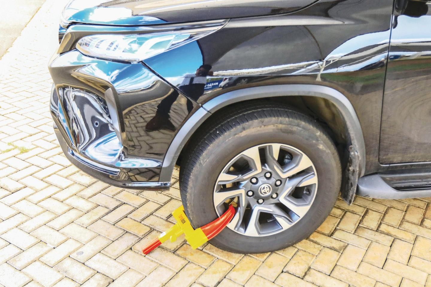 Entenda como funciona trava de segurança em carros estacionados no aeroporto de Goiânia