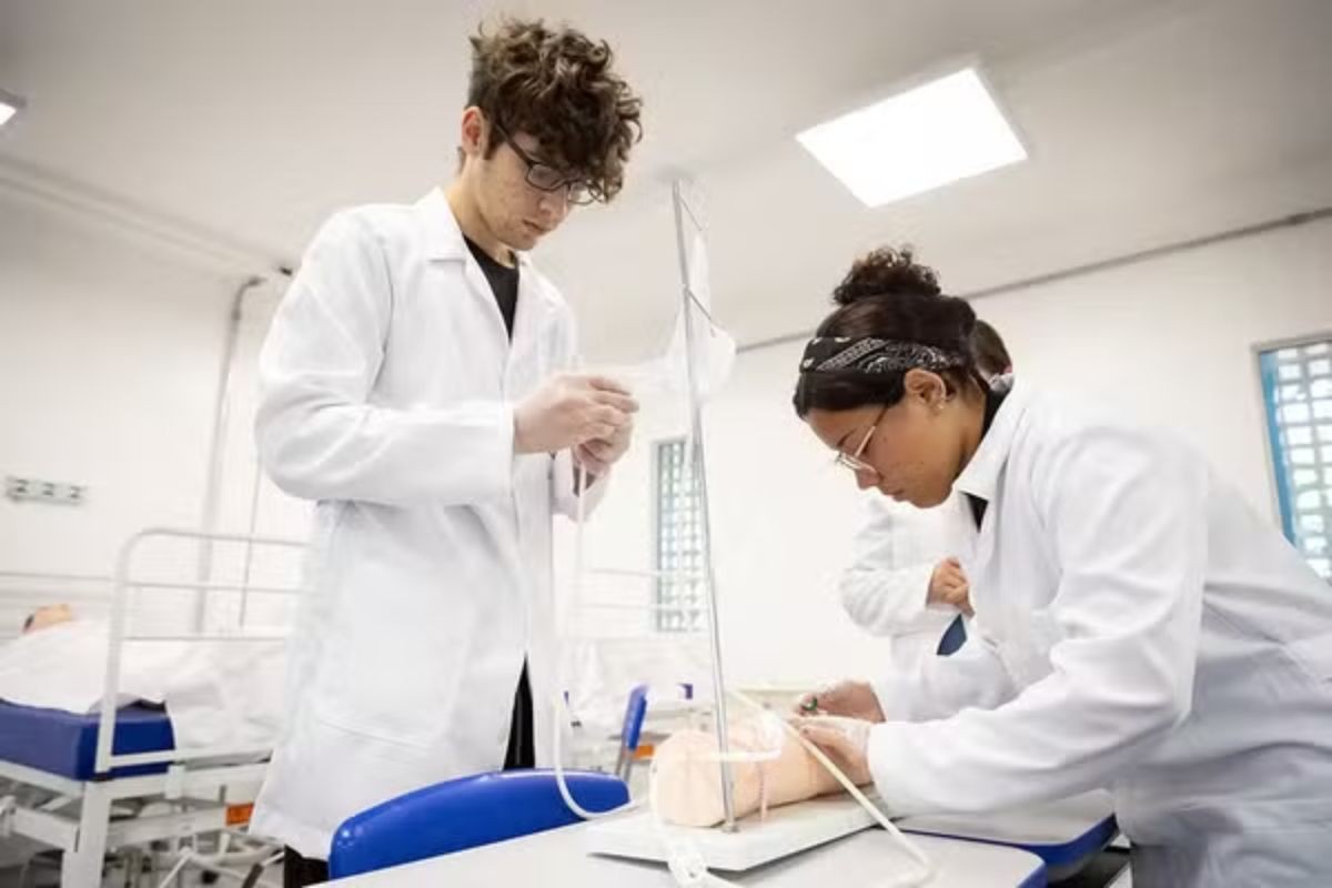 Ensino técnico e educação integral crescem em 2025, mesmo em cenário desfavorável, mostra Censo