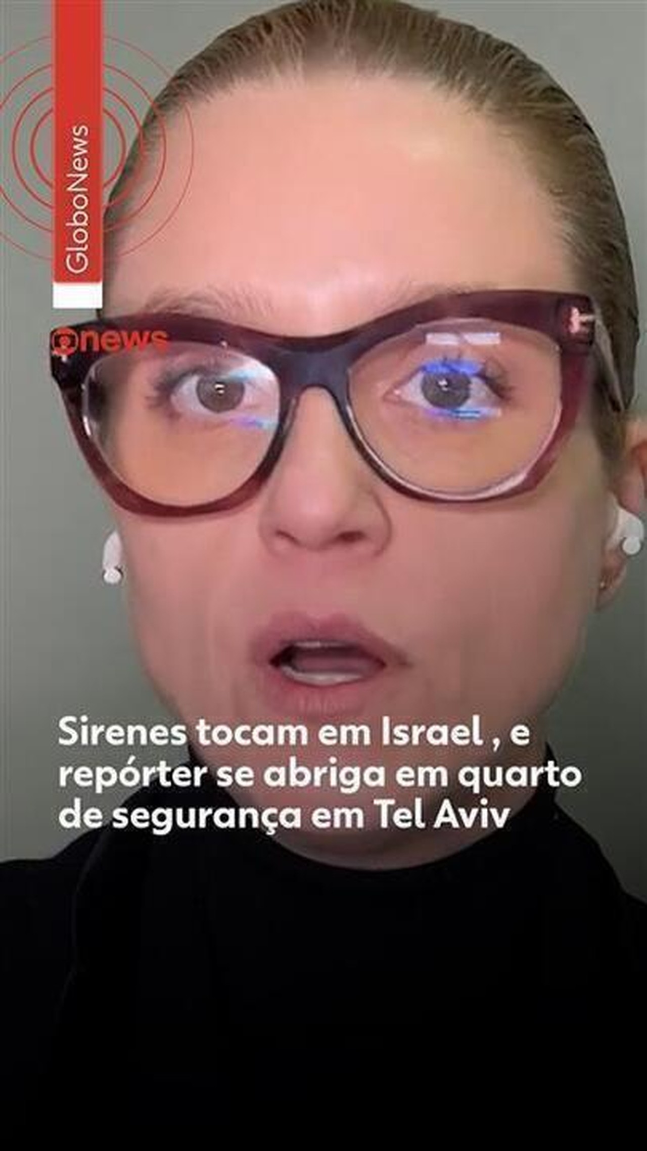 VÍDEO: repórter se abriga em quarto de segurança em Tel Aviv após alertas de segurança